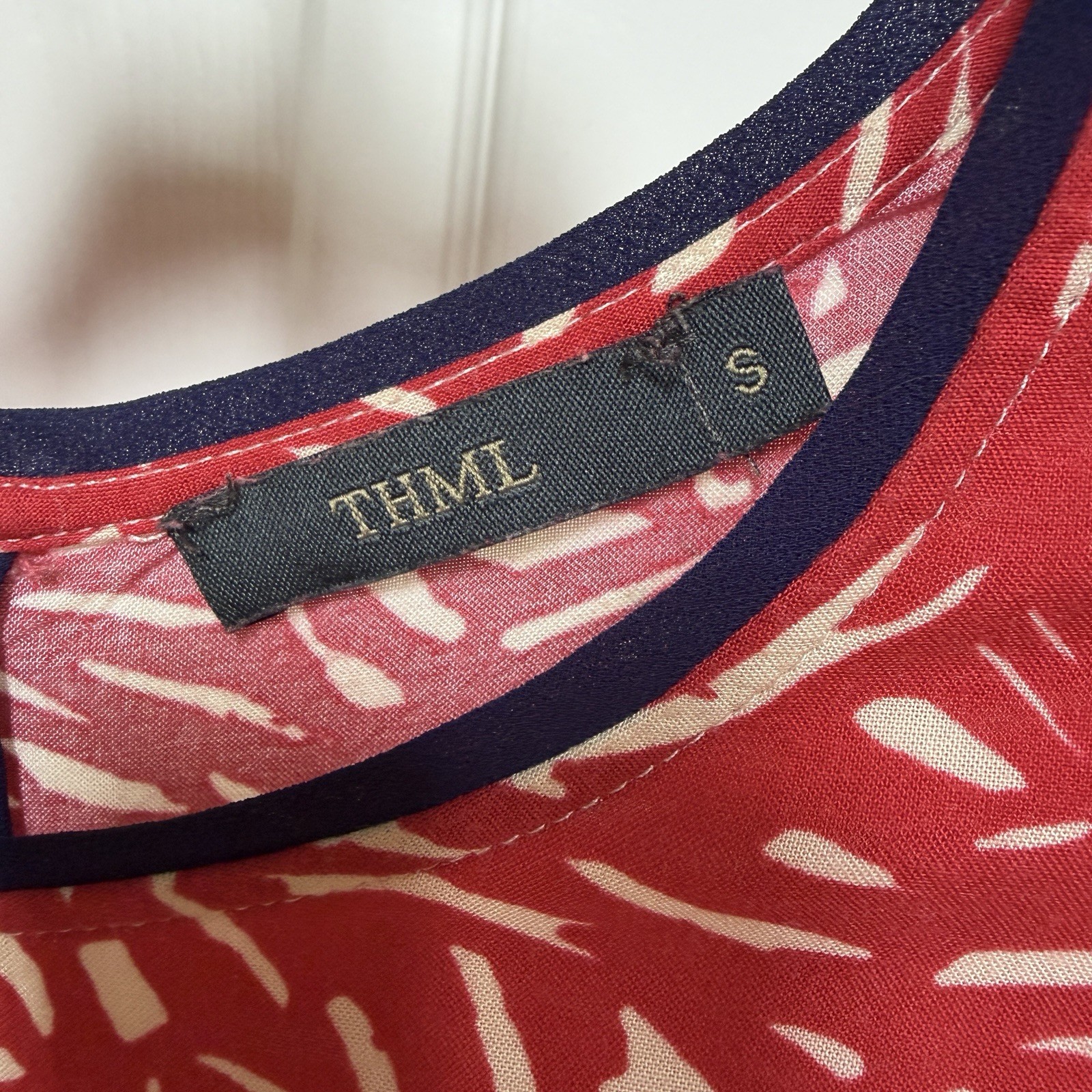 THML Boutique Red & White Floral Print Shift Dress with Navy Trim – Size Small