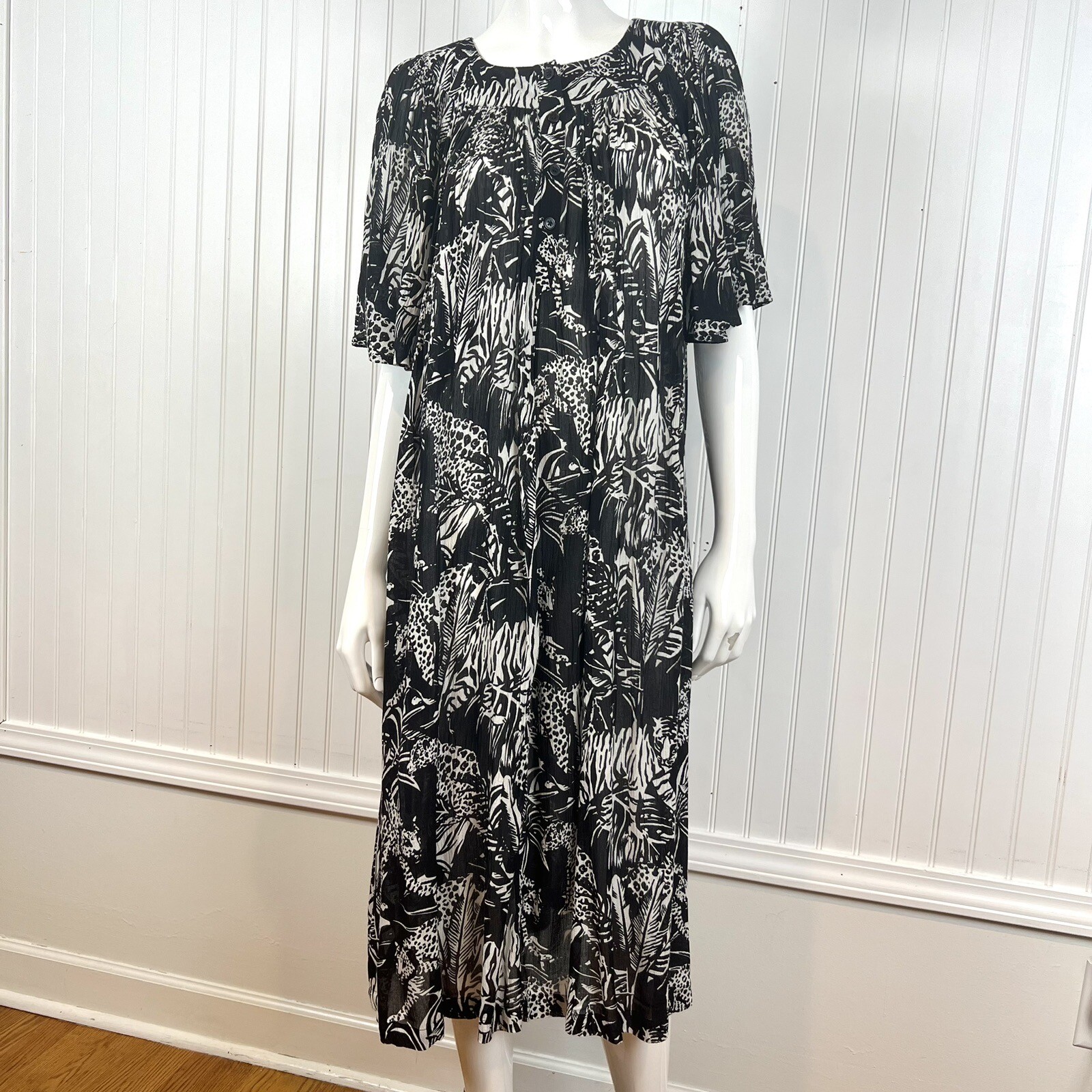Go Softly Animal Jungle House Patio Dress Size M Pullover Short Sleeve Long