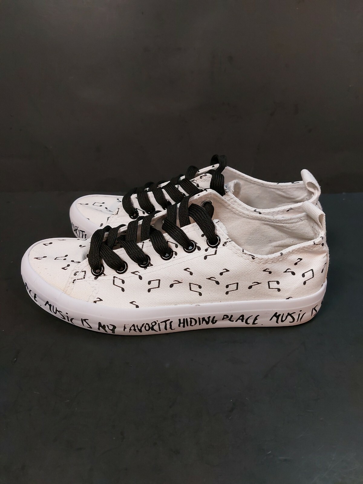 Hot Topic music note Shoes size 5 girls white black sneakers