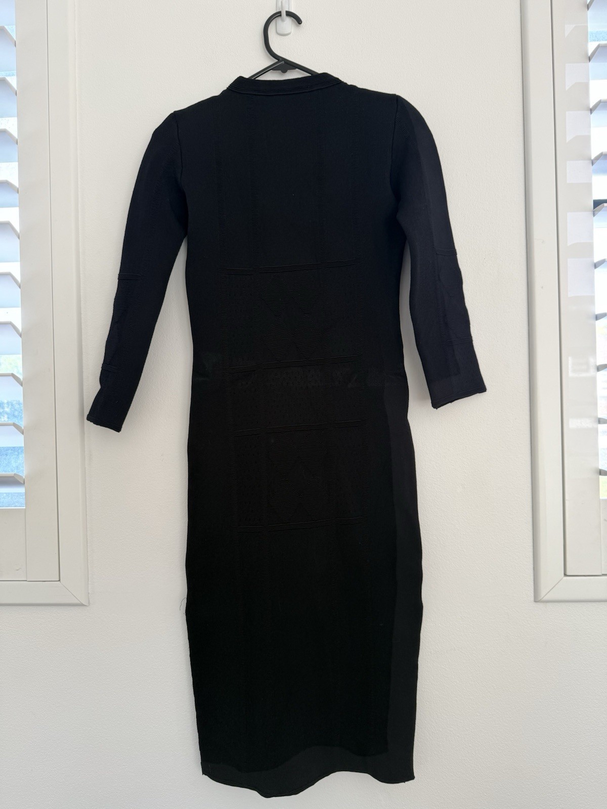 Scanlan Theodore Crepe Knit Dress Size Small Back Midi 3/4 Sleeve V Neck