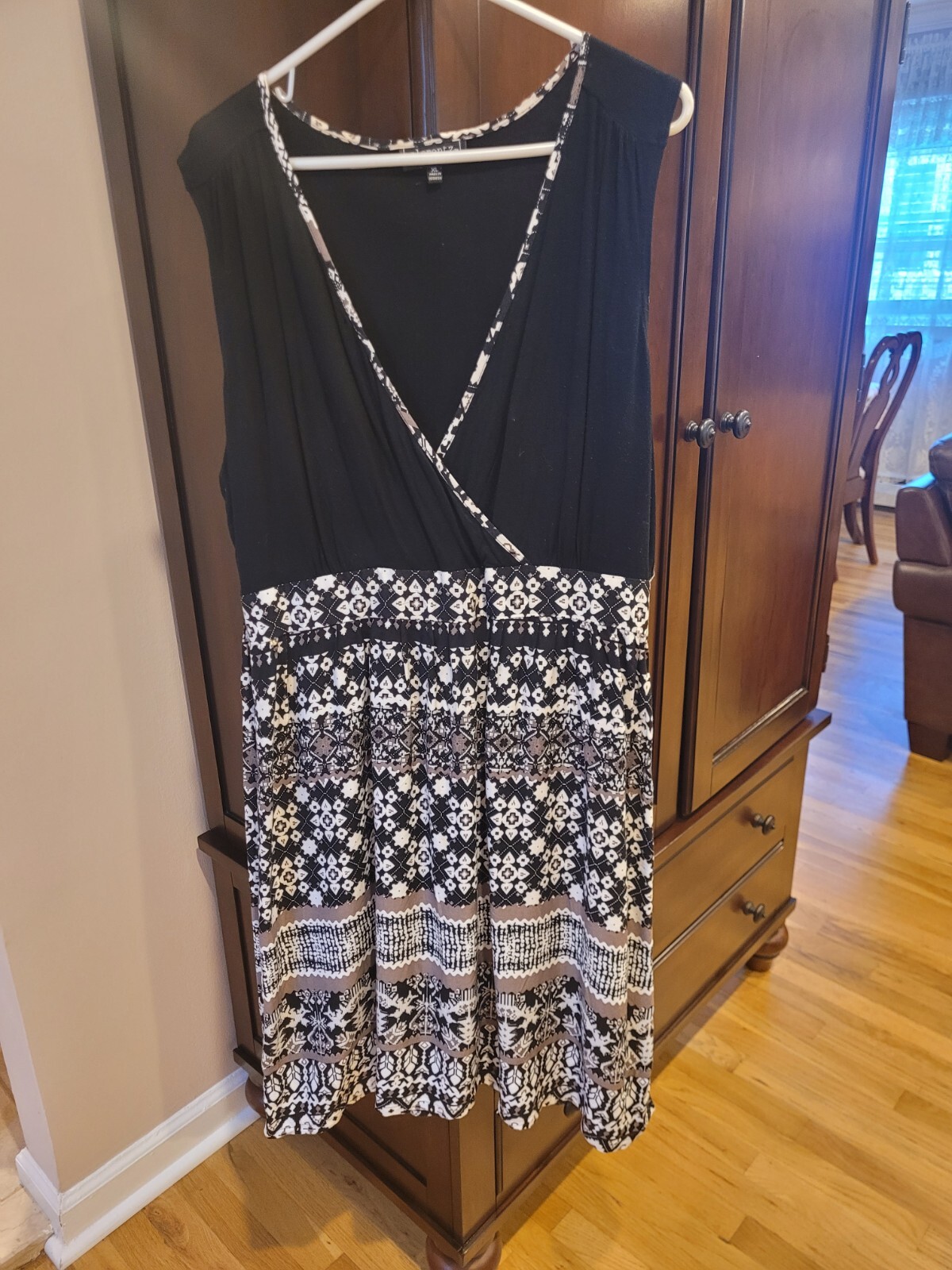 ELEMENTZ SIZE XL BLACK/White and Taupe V Neck Dress