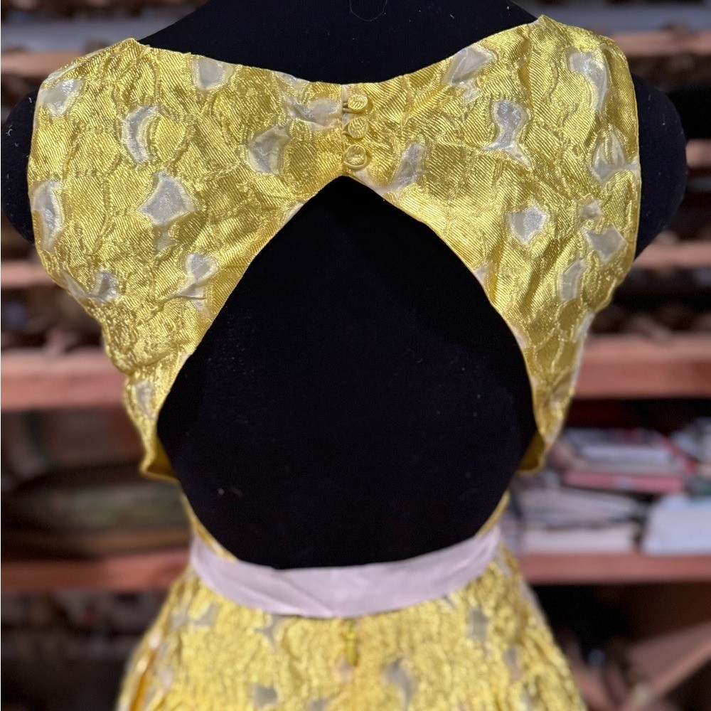 BCBGMAXAZRIA Yellow Jacquard V-Neck Open Back Cocktail Dress Size 0 VWX6P907