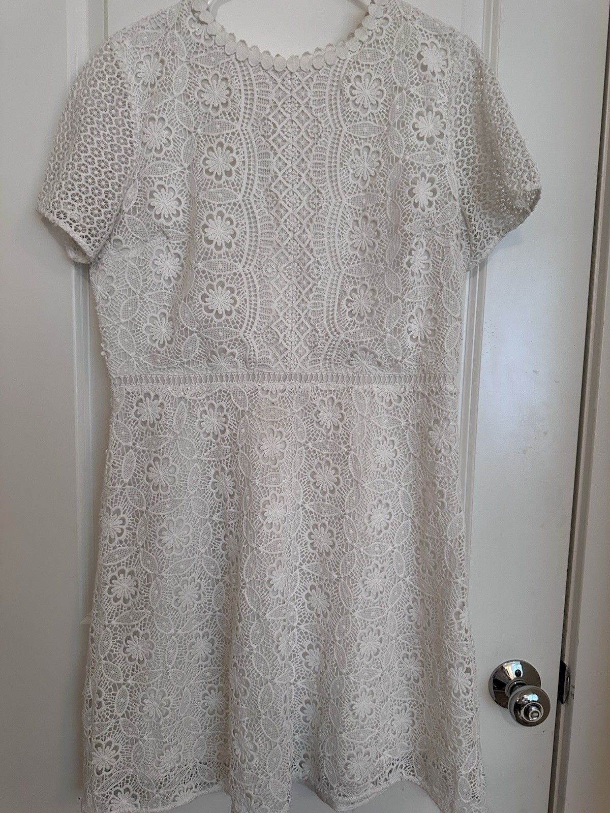 White Floral Lace Round Neck Short Sleeve A-Line Knee Length Dress Size 4
