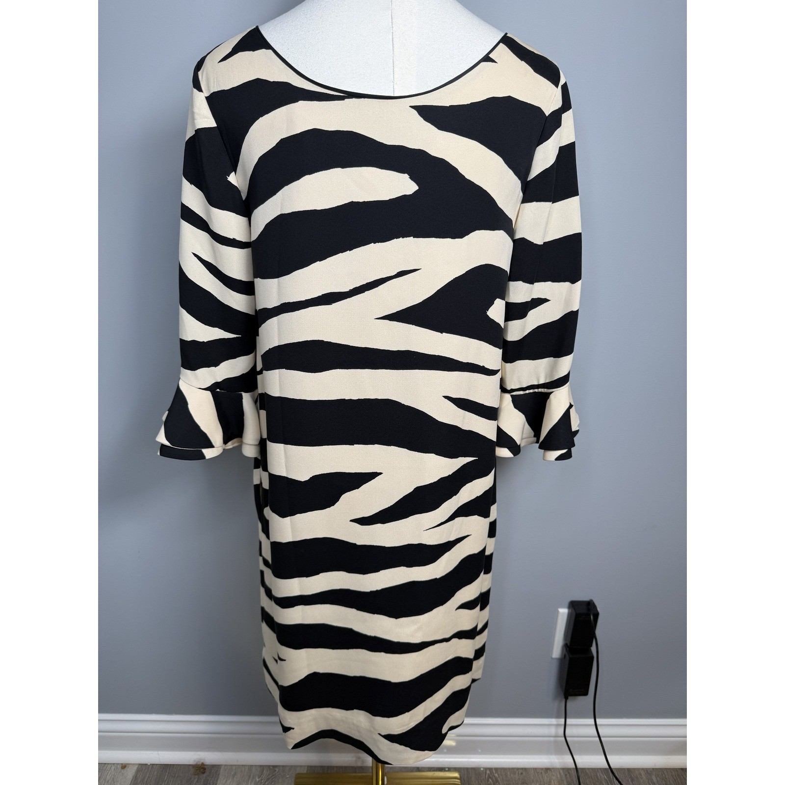 Kate Spade 100% Silk Zebra Print Shift Dress Ruffle Cuff Pockets Cream Black 8