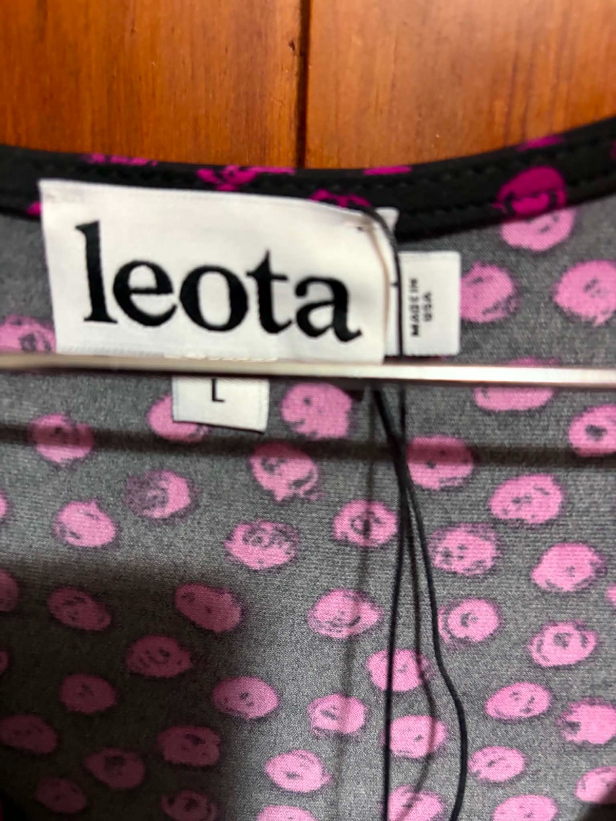 NWT Leota Midi twist-front bodice v-neck Short Sleeve dress Appaloosa Black L