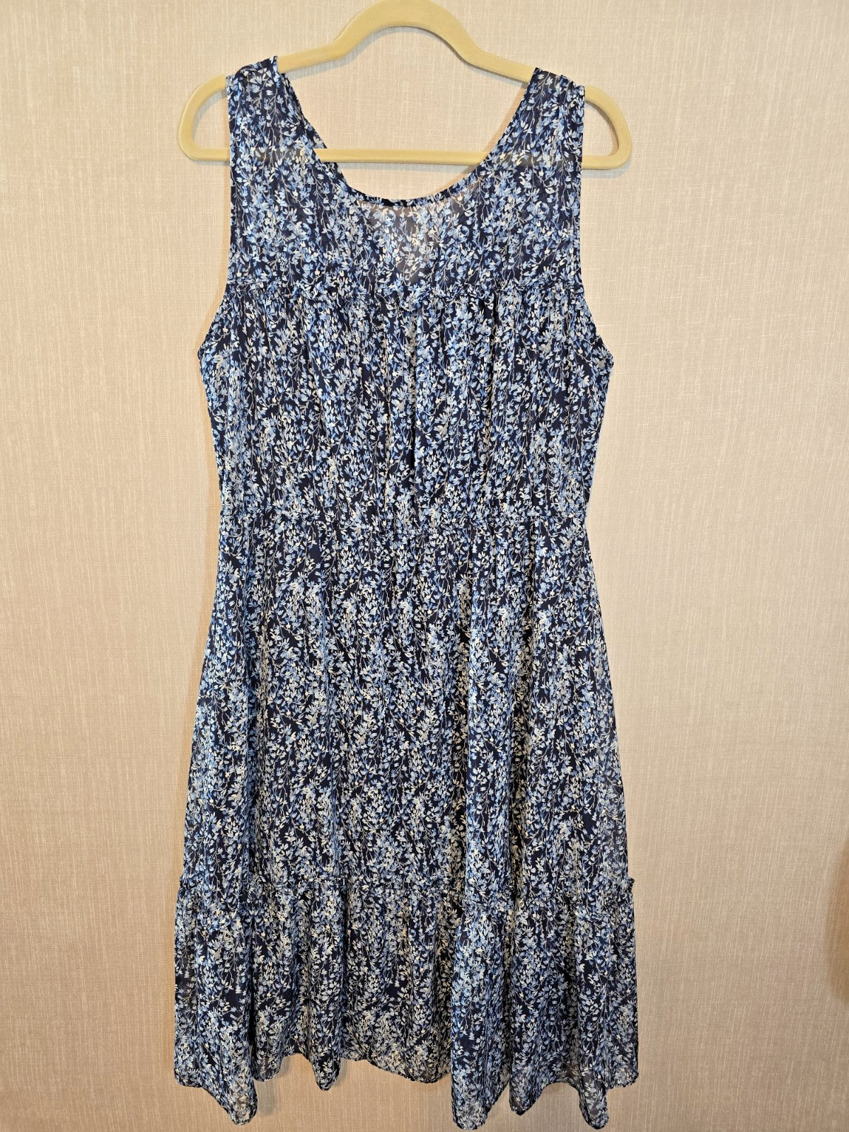Tahari tiered floral midi dress sleeveless Fully lined lightweight size M