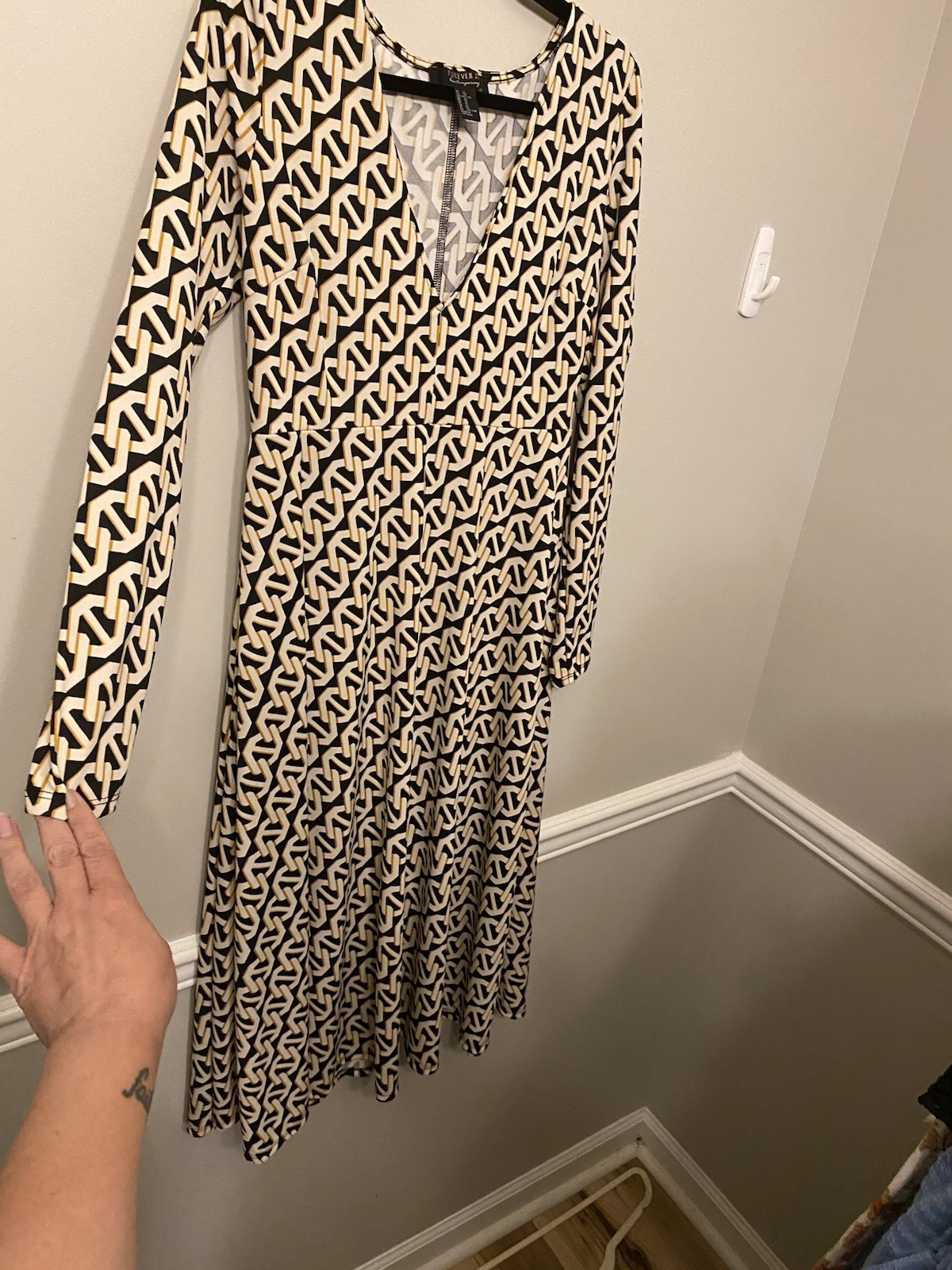 Forever 21 Women’s XL Black/Beige/White Geometric V-Neck Long Sleeve Maxi