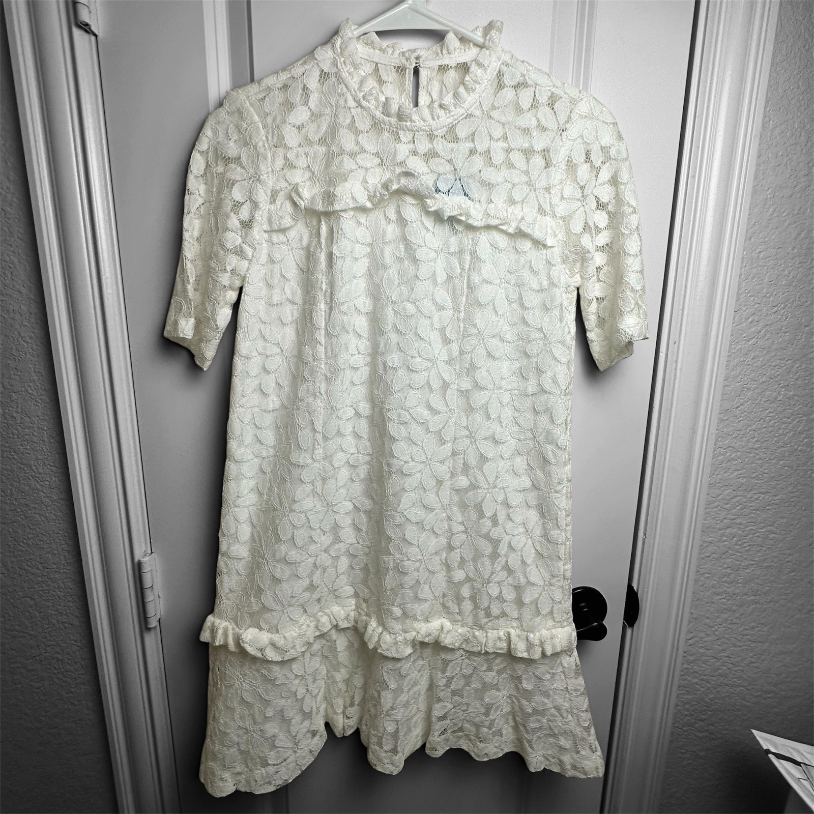 CeCe White Floral Lace Ruffle Shift Dress Mock Neck Lined Size 2