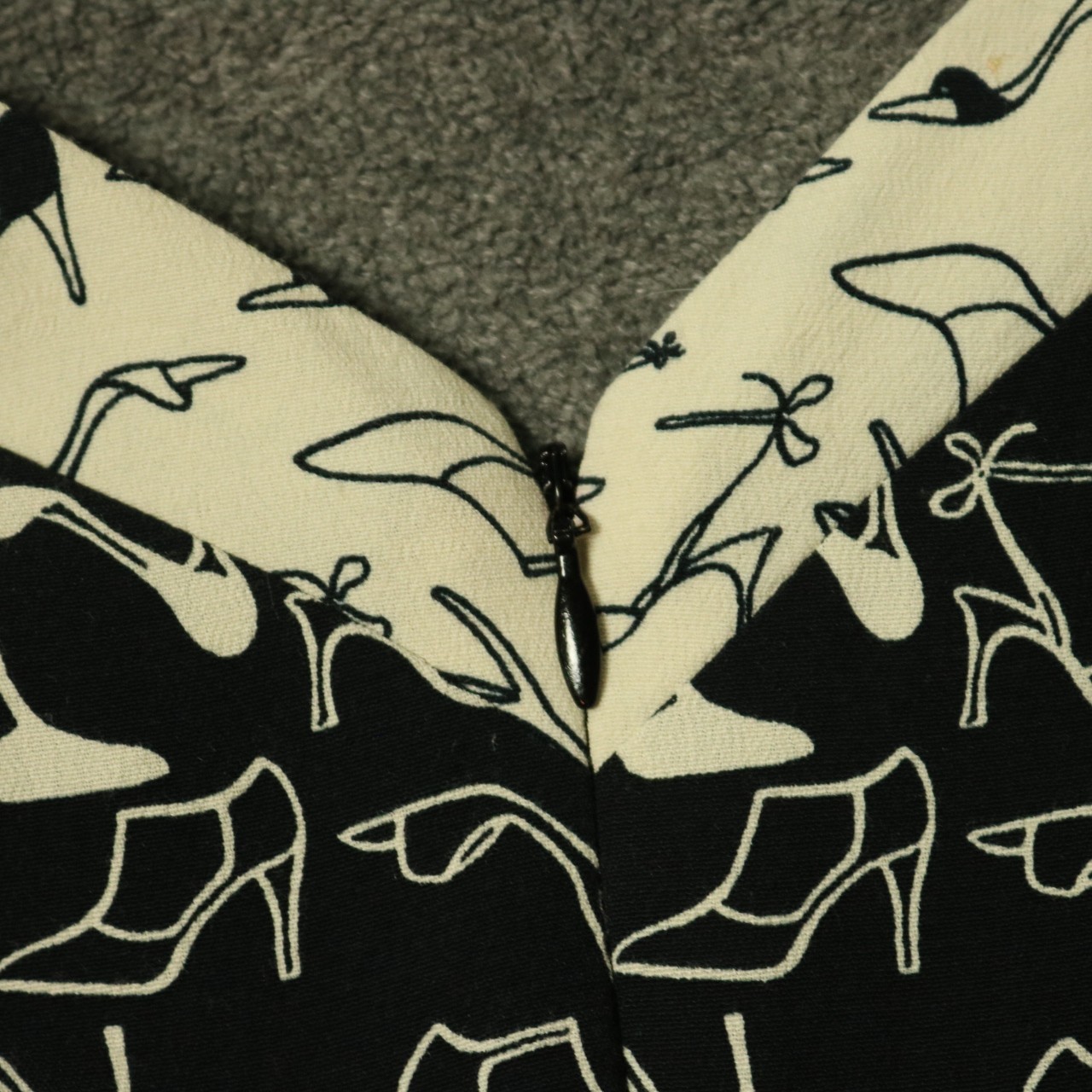 Liz Claiborne Shoes Print V-Neck Knee-Length Dress Short Sleeve Black & White 6