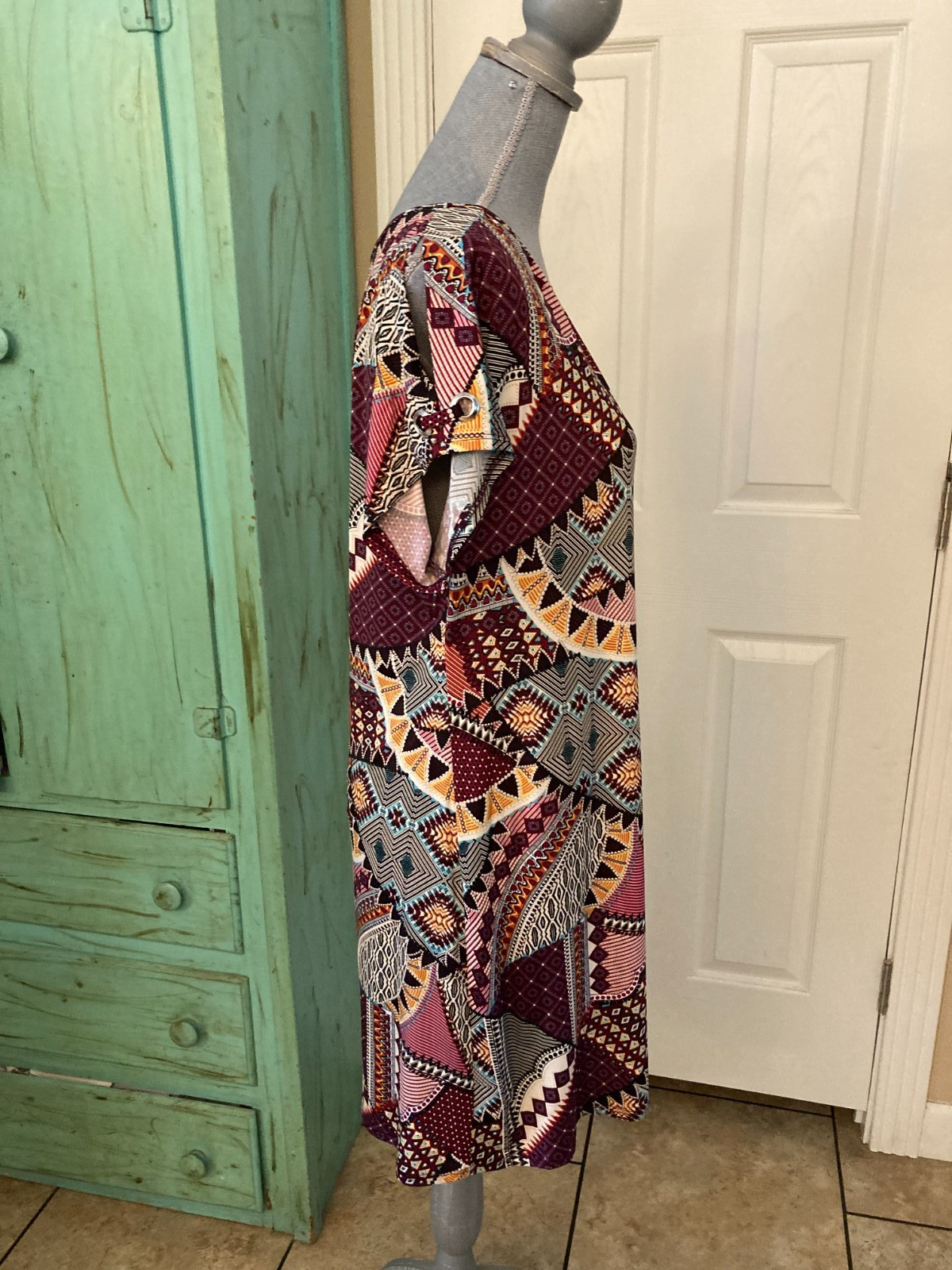 ESPRESSO, NWT, STRETCHY, COLD SHOULDER SLEEVE, SHIFT TYPE DRESS, MEDIUM