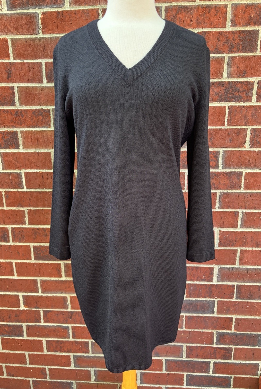 ST. JOHN Basics Dress Black Size 8 Knit Knee Length V-neck Classic Holiday Party