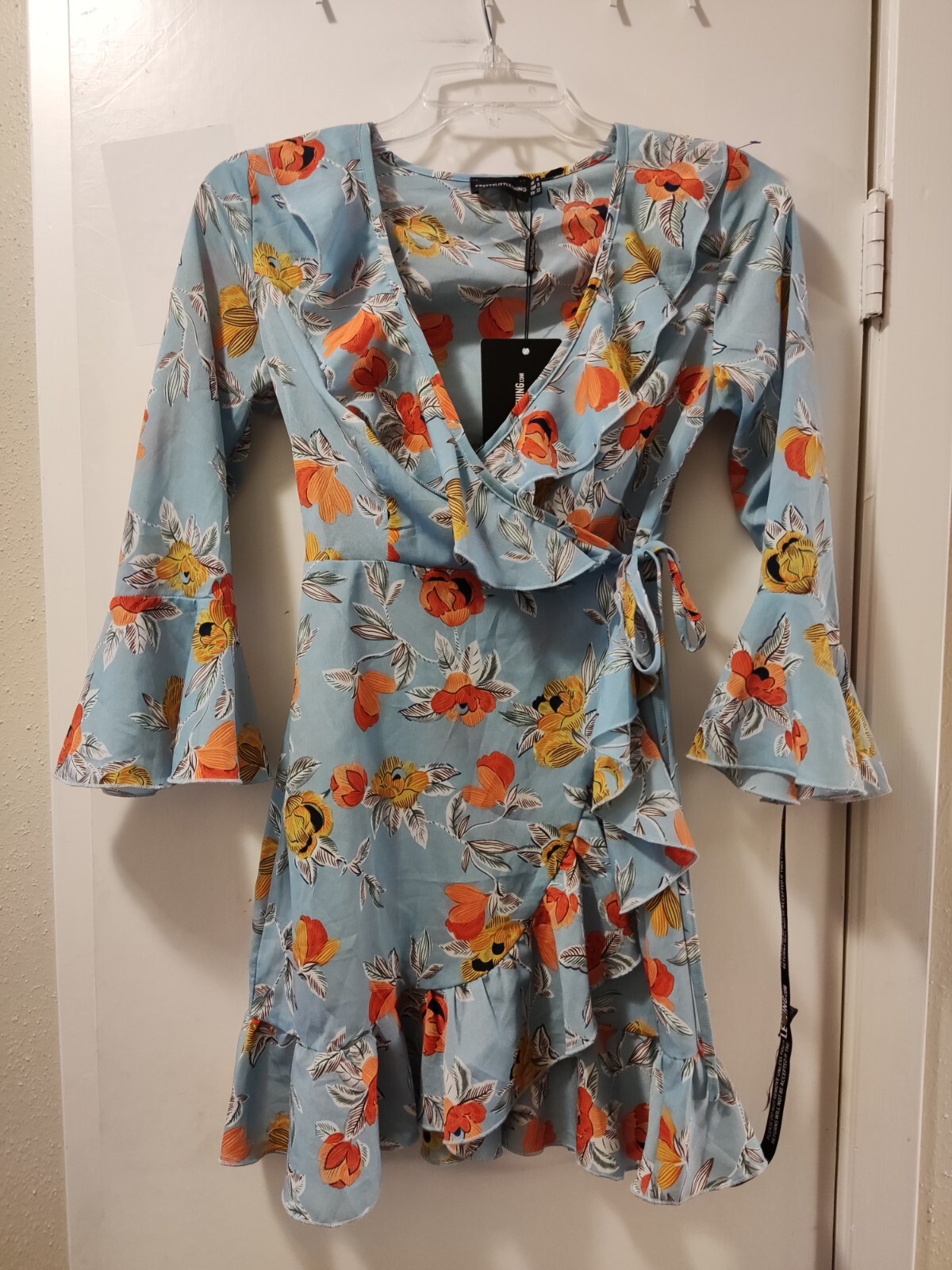 Pretty Little Thing Women’s Light Blue Floral Wrap Dress Size 0. P-T-P:15.5in