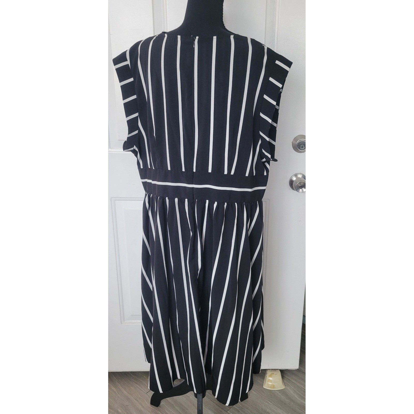Shein Curve Womens 3XL Black White Striped V-Neck Midi Dress with Pockets