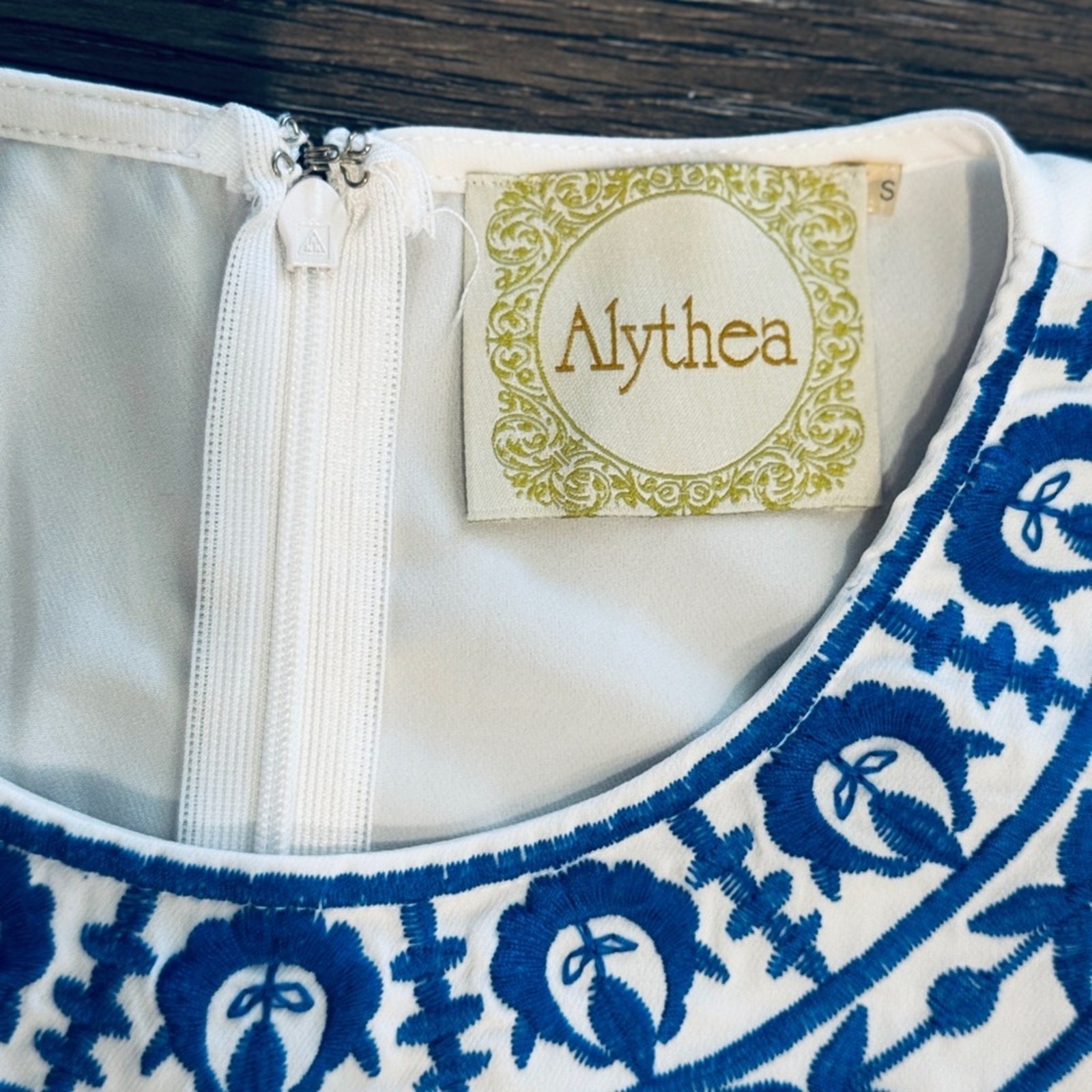 Alythea White & Blue Embroidered Shift Dress – Size Small