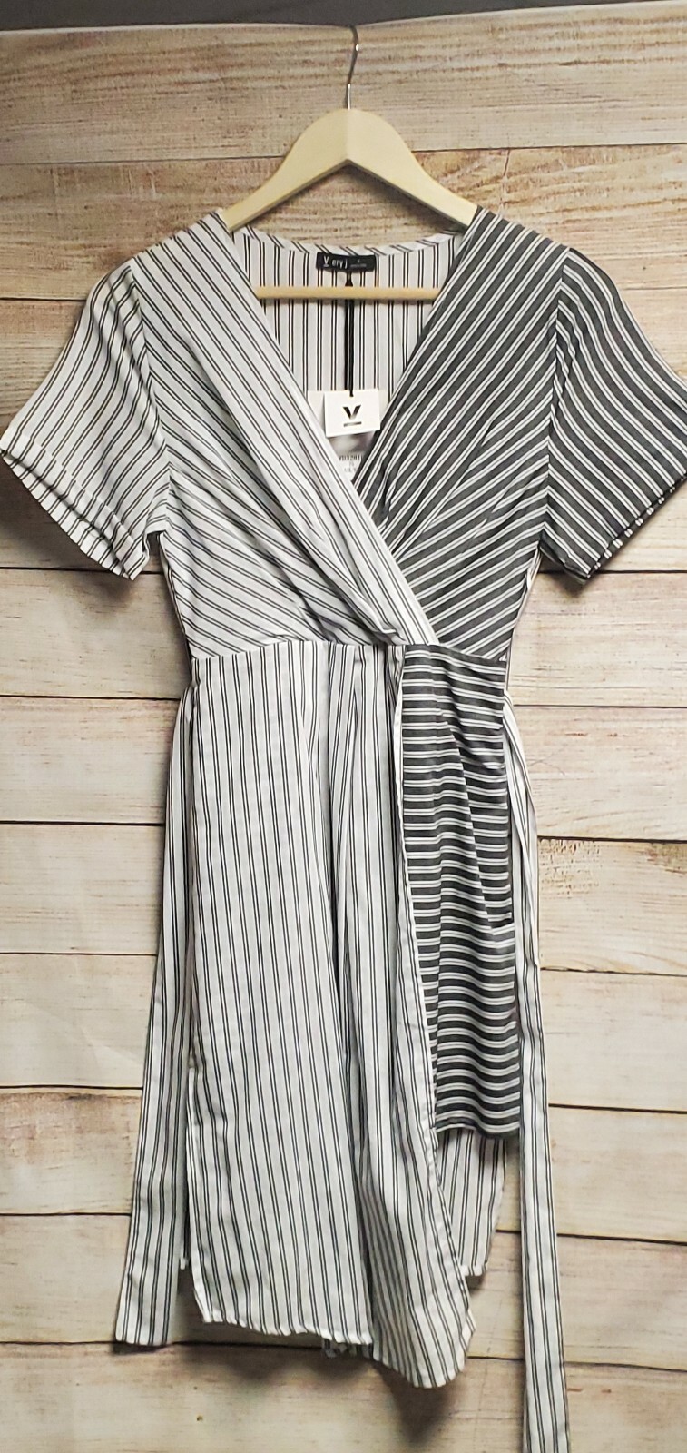 NWT VERY J M WHITE GRAY STRIPE V-NECK SURPLICE CUFFED HI-LOW BELTED BOHO DRESS