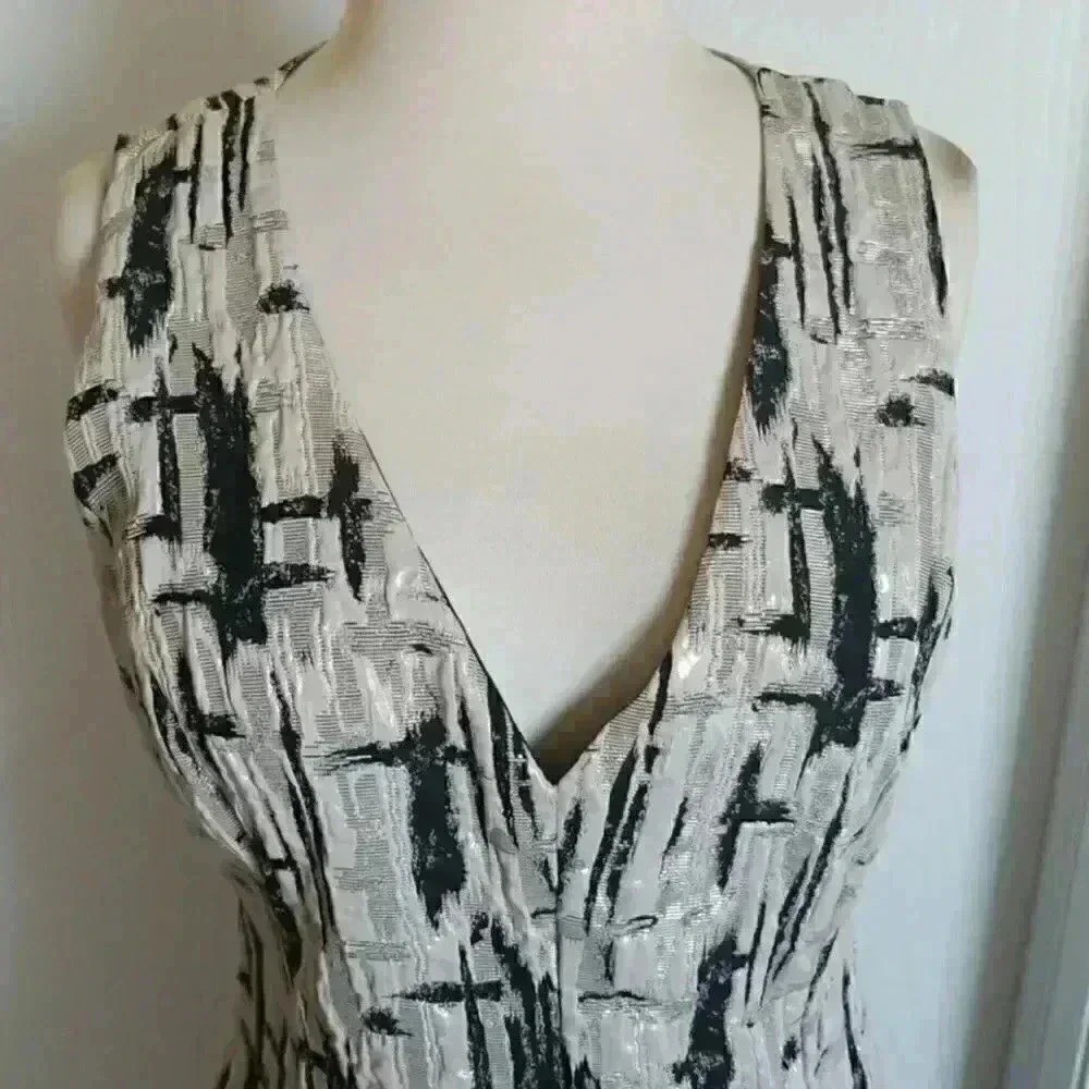 Everleigh Silver Metallic Abstract Print V-Neck Fit & Flare Party Dress Size S