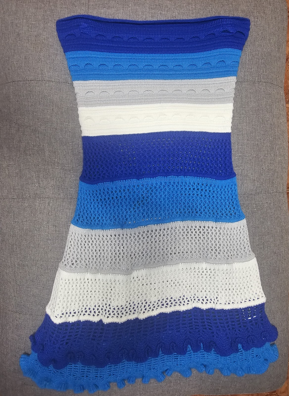 Short dress in shades of blue, gray and white, woven style.