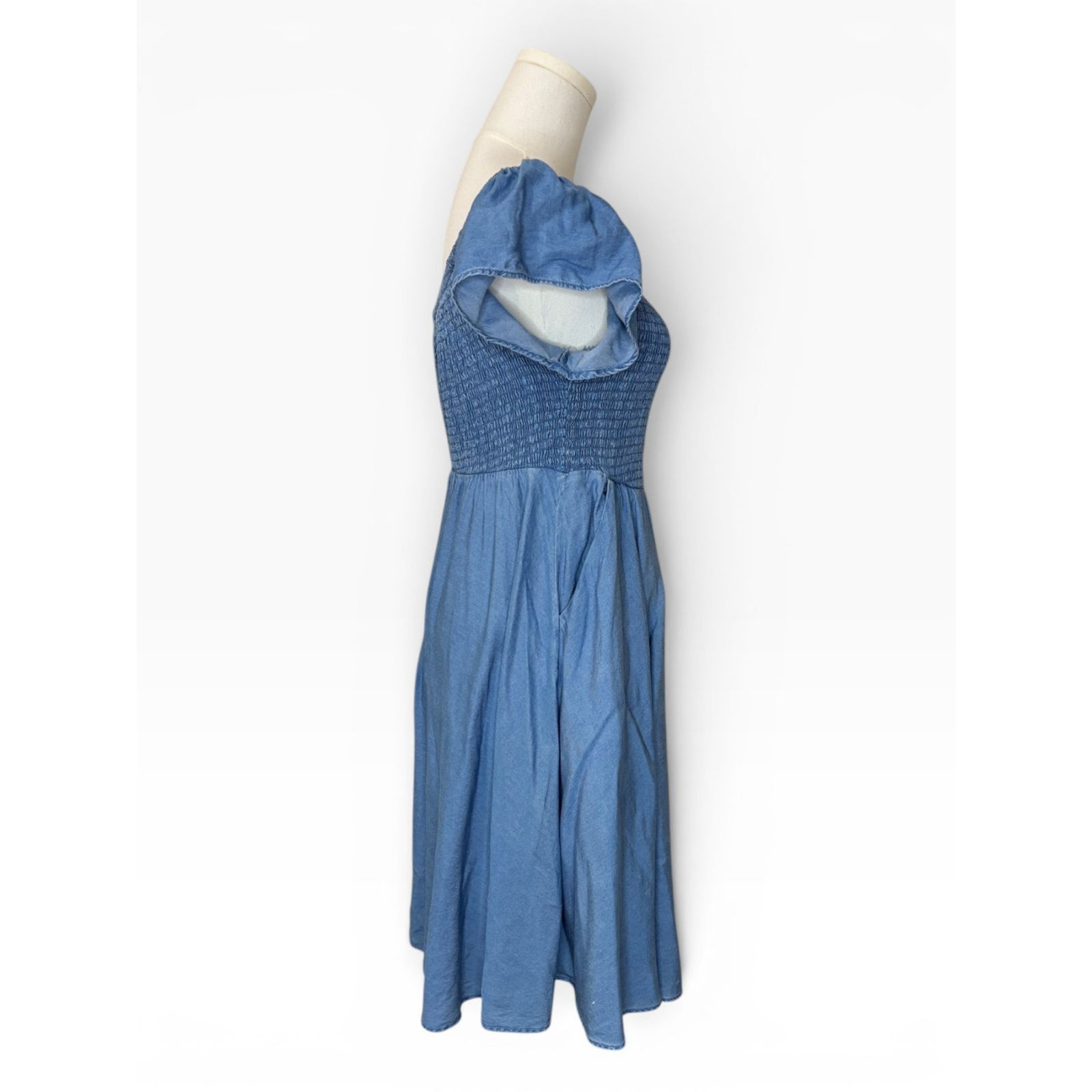 Torrid Chambray Smocked Off Shoulder Dress Women’s Size 00 Blue Lyocell Sz 10