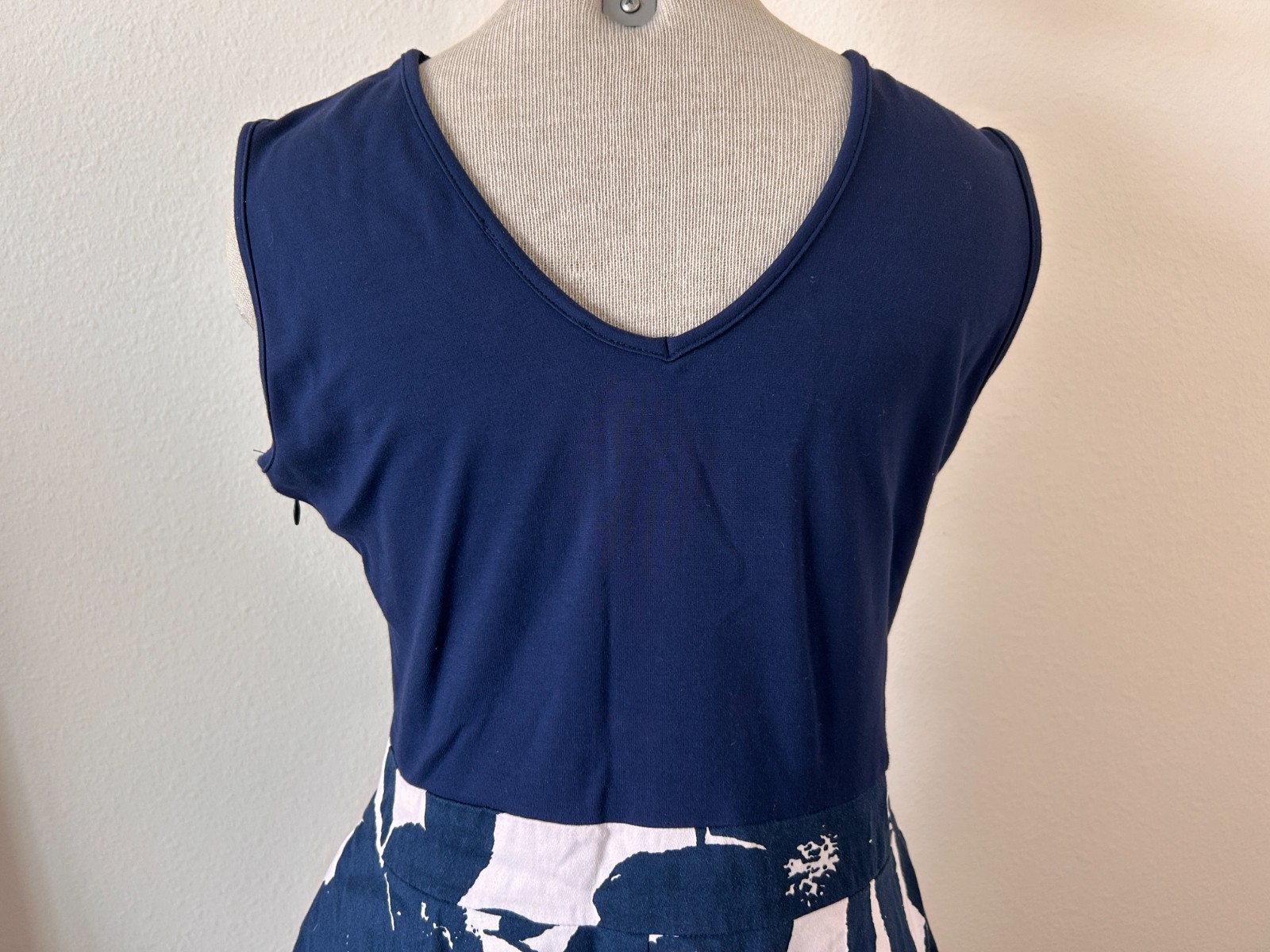 Miusol dress size L sleeveless 33″ long blue floral side zipper V neck