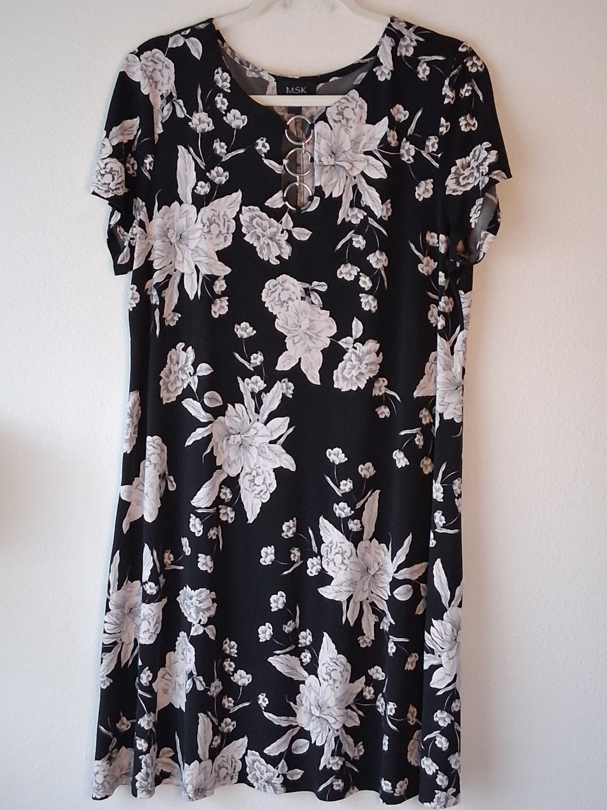 MSK Women’s *XL Black, White & Lt. Pink Floral Dress 3 Ring Keyhole Detail Exc.