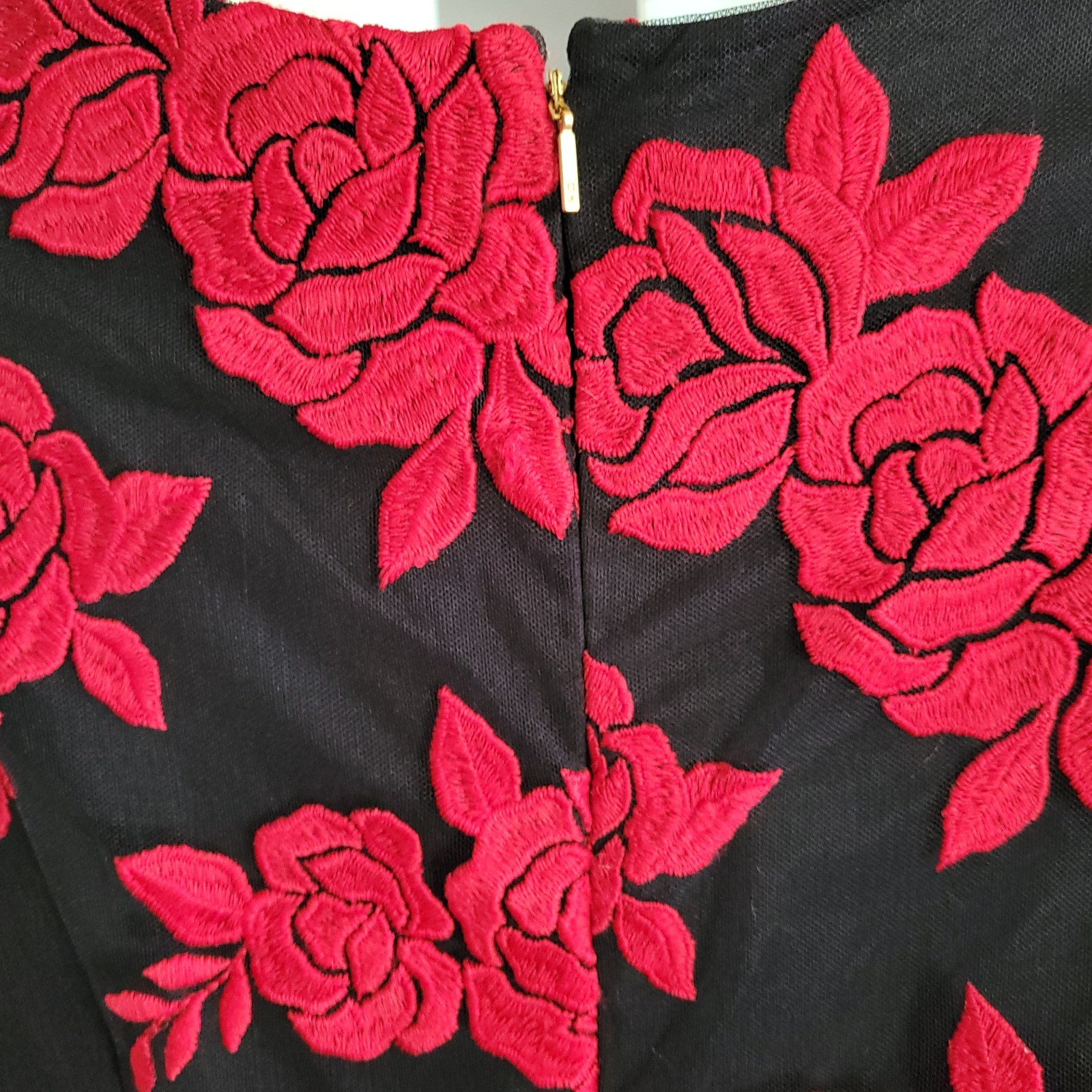 Donna Karan New York Women’s Black Red Embriodered Sheath Cocktail Dress Size 6