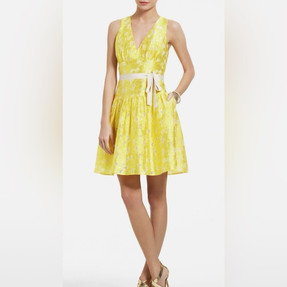 BCBGMAXAZRIA Yellow Jacquard V-Neck Open Back Cocktail Dress Size 0 VWX6P907