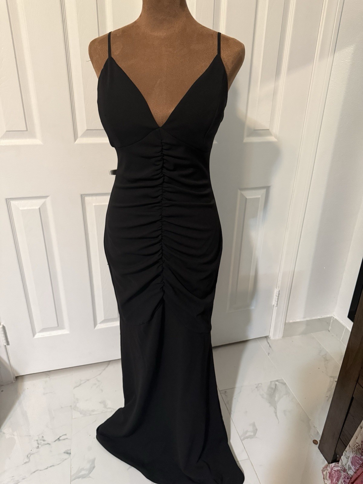 Windsor Black Solid V-Neck Ruched Lined Spaghetti Strap Bodycon Maxi Dress, M