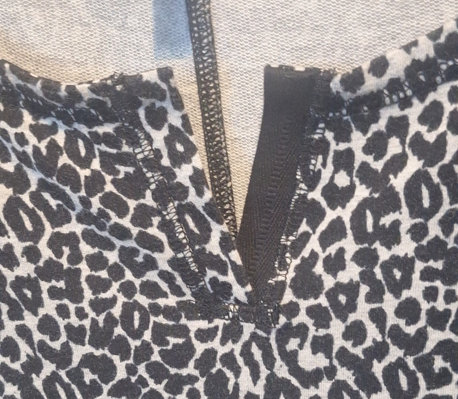 T By Talbots Animal Print Jersey Split Neck Dress Women’s MP, Pull Over, Stretch