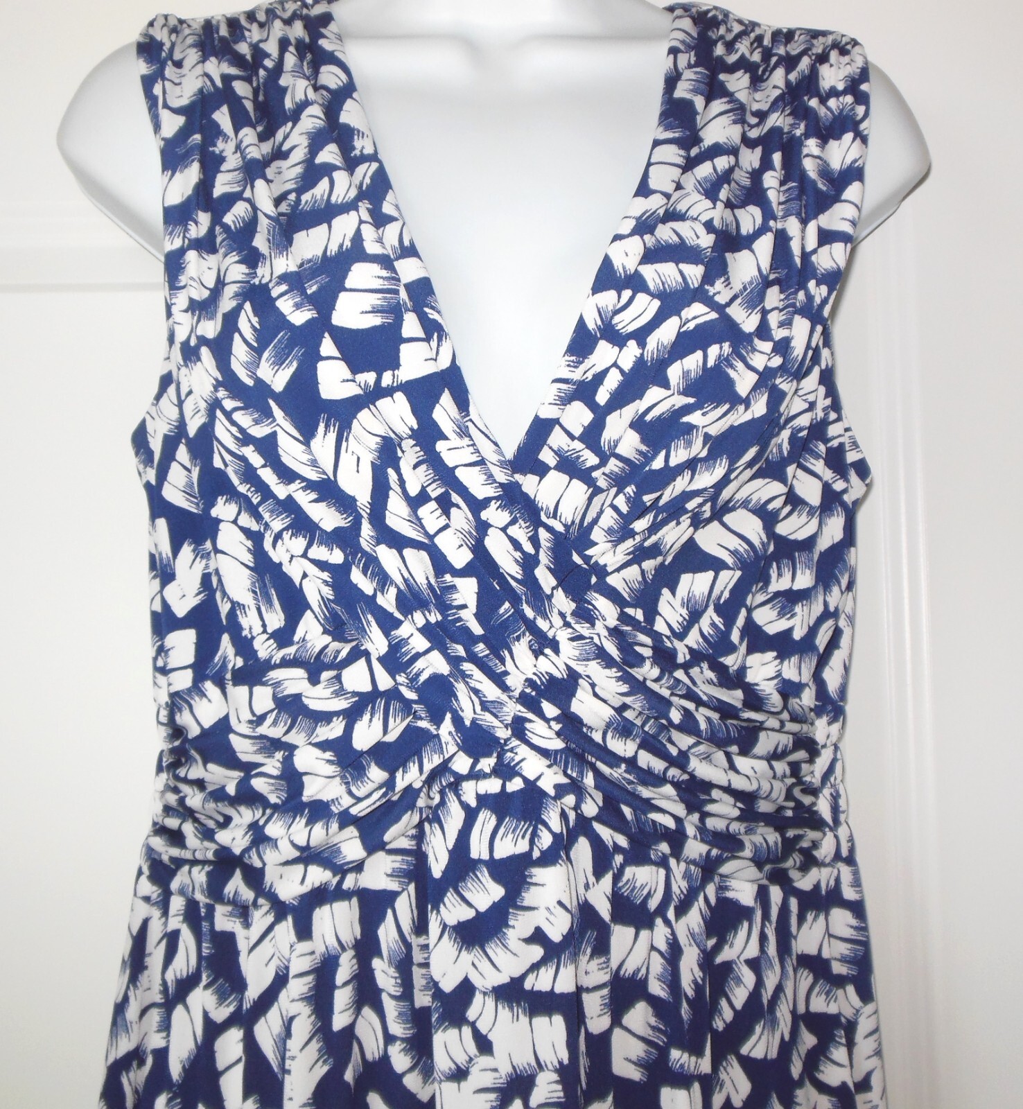 Vince Camuto Maxi Dress size Medium Cross Over Bust Blue White V-Neckline Lined