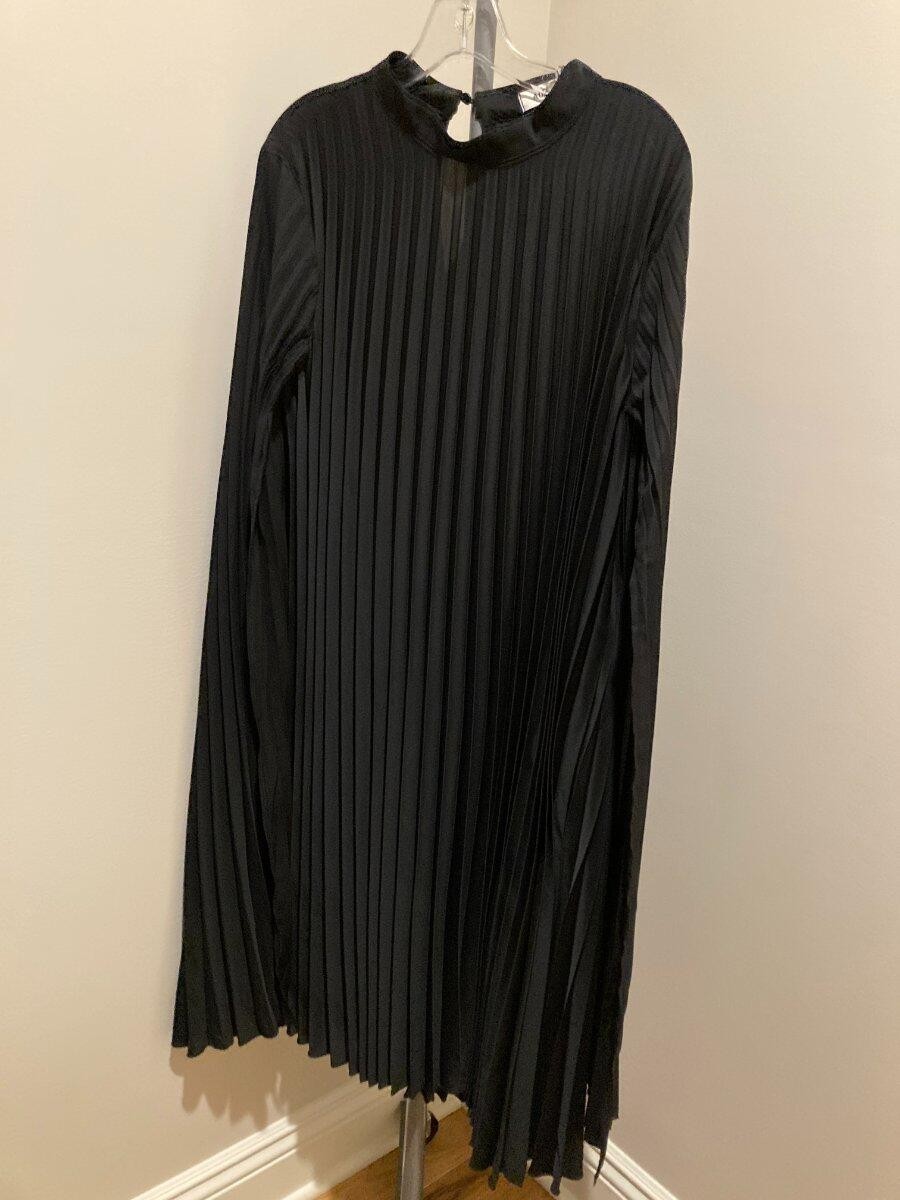 AOMEI NWT Stunning Elegant Solid Black Sleeveless Pleated Cape Sheath Dress