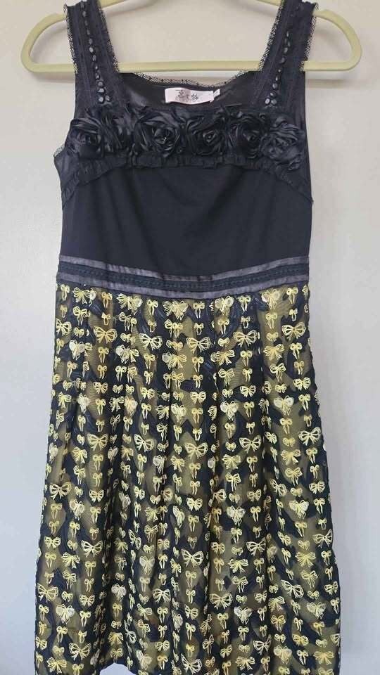 Elegant Xizhimei Sleeveless Black Dress with Gold Bow Lace Overlay and Rose