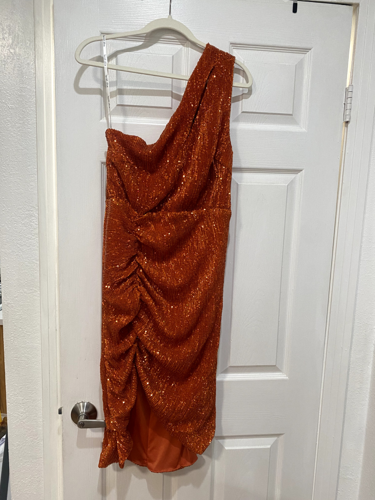 Lavish Alice – Pleated Sequin Cut Out Ruched Side Midi Dress in Orange (US 10)
