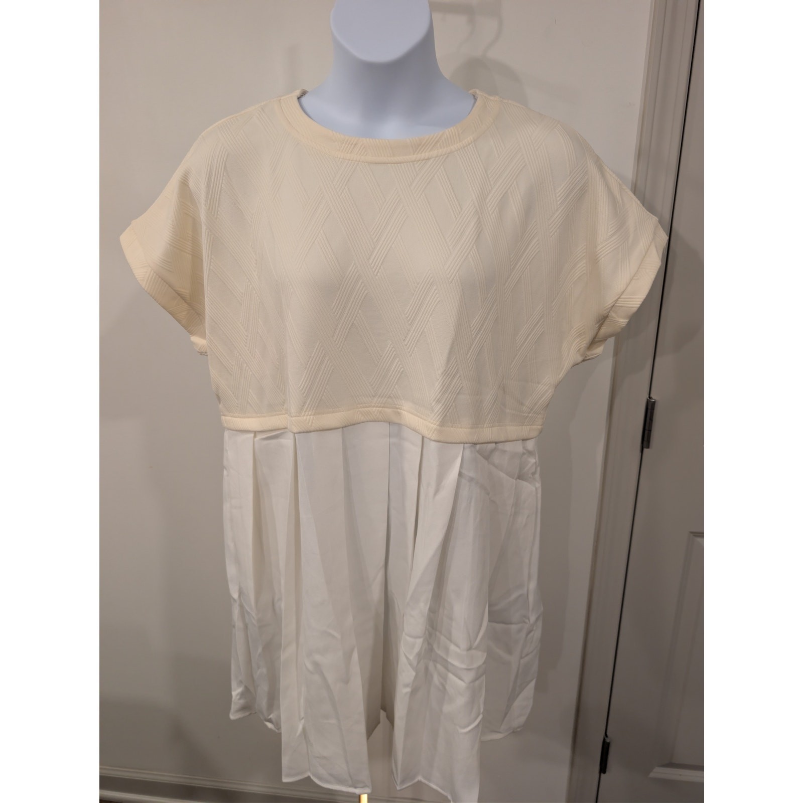 1431 – Umgee Cream Jacquard and pleated skirt – NWT – Size XL