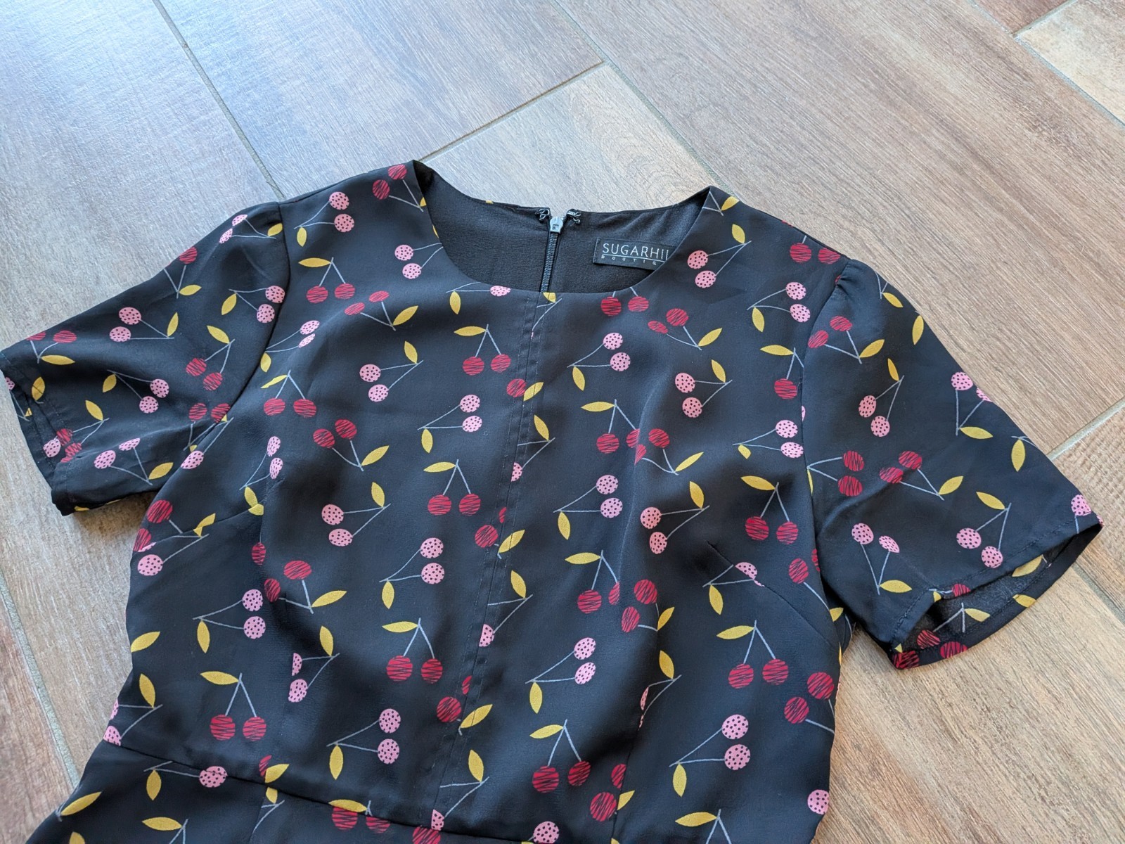 Sugarhill Boutique Casey Cherry Shift Lined Short Sleeve Dress – UK Size 8