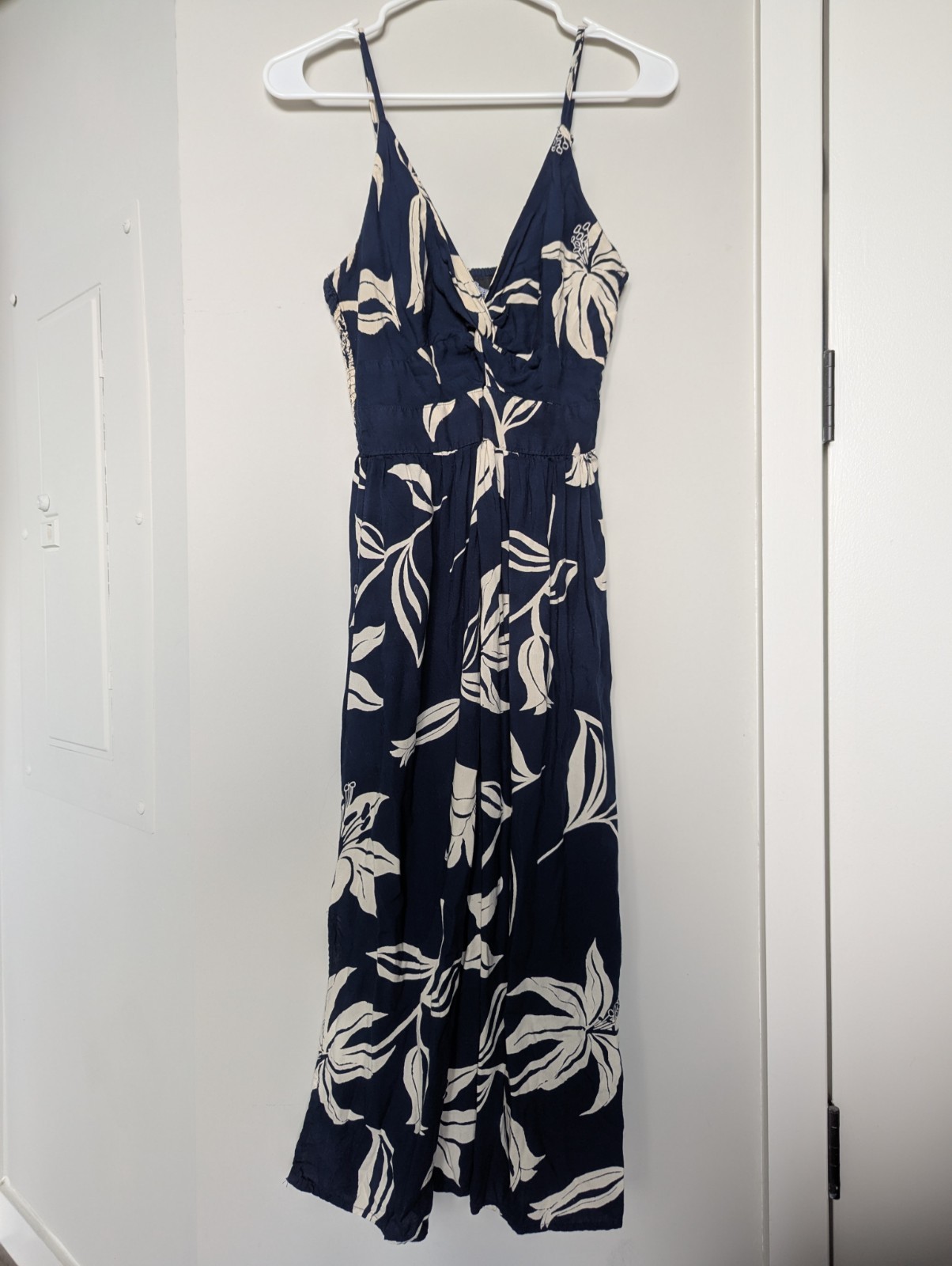 Angie Women’s L Blue/White Floral V-Neck Strappy Keyhole Slip Midi Dress Rayon