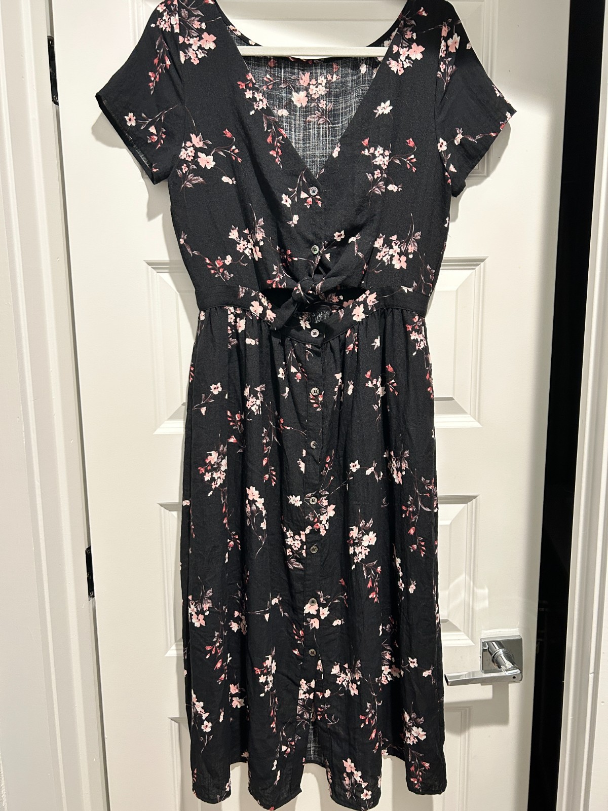 Black Floral Midi Shirt Dress – Button & Tie Front – Pockets! – Women’s Size M