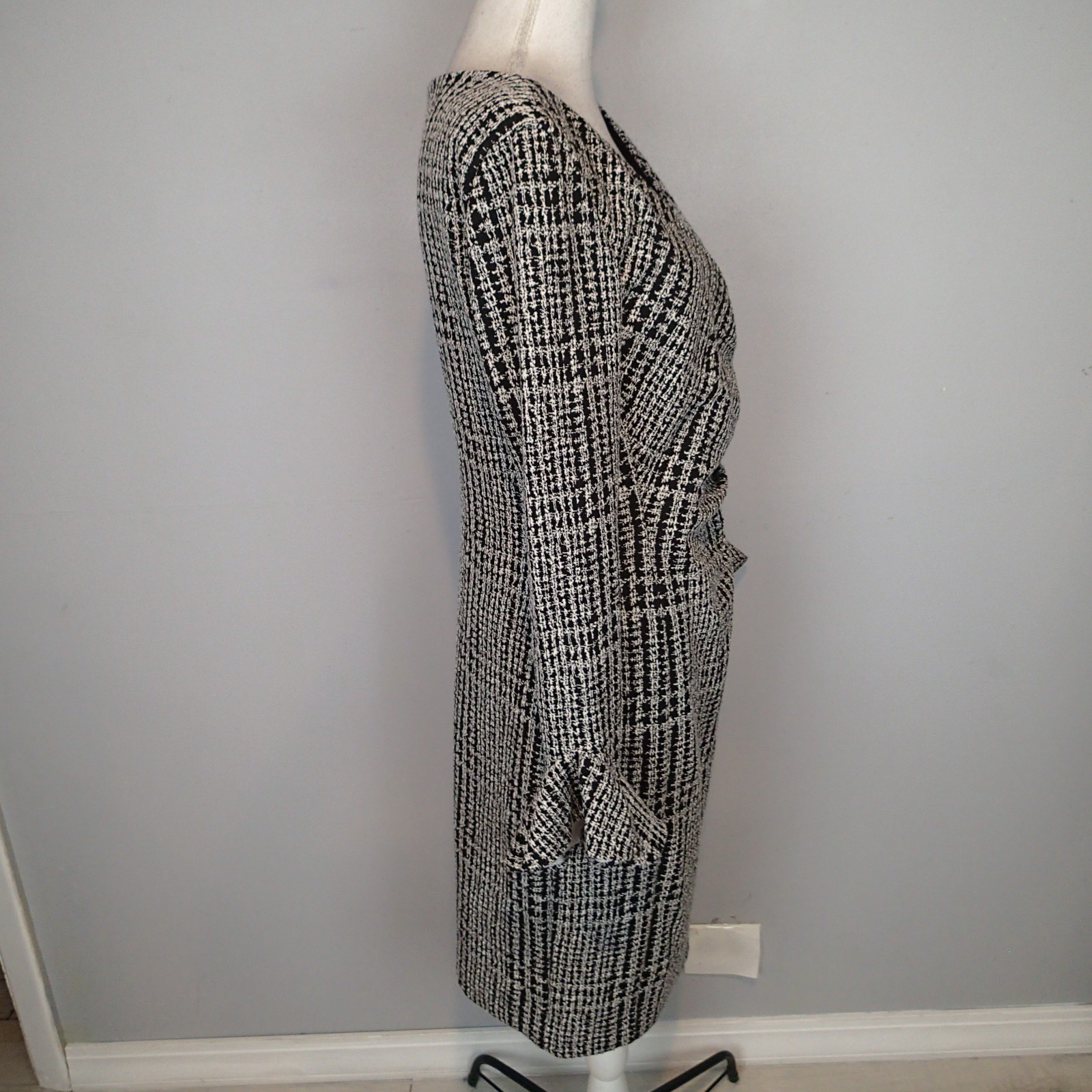 RALPH LAUREN Black white Ruched Ruffled Cuff Plaid Long Sleeve VNeck Size 8