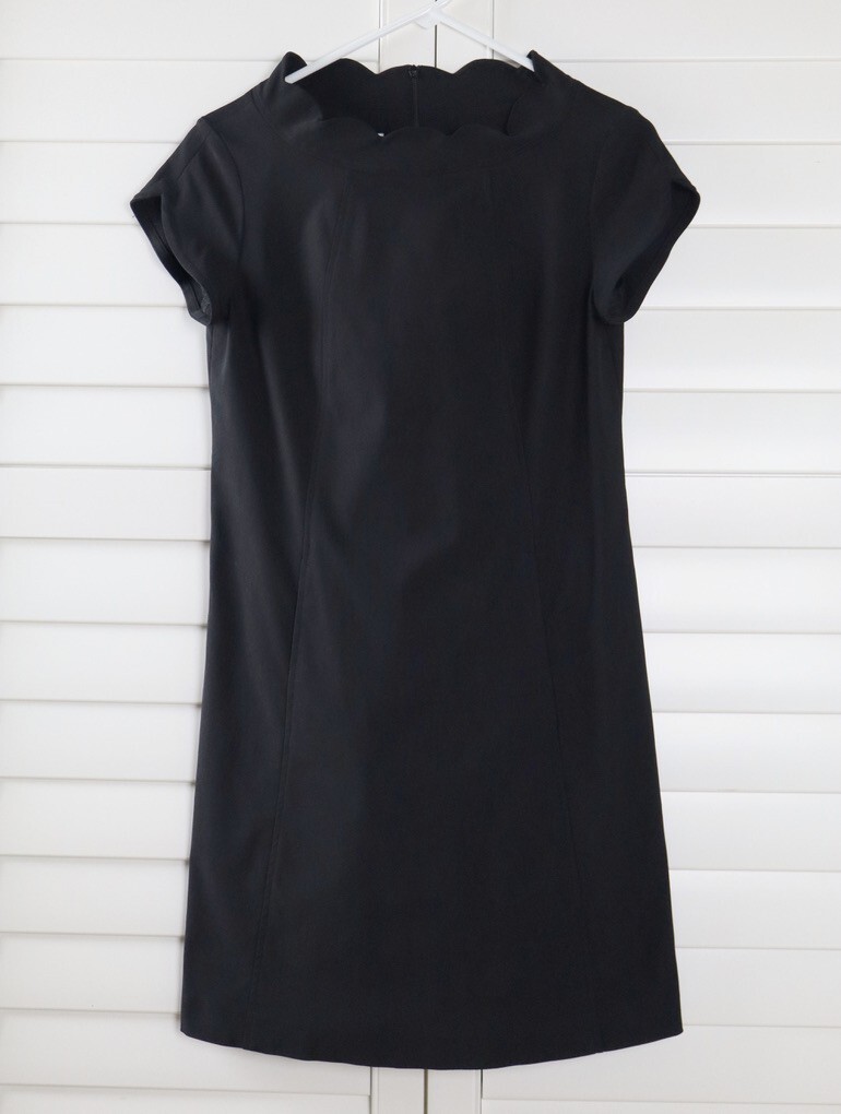 SARA CAMPBELL $258 Solid Black Stretch Scalloped Shift Dress Size XS