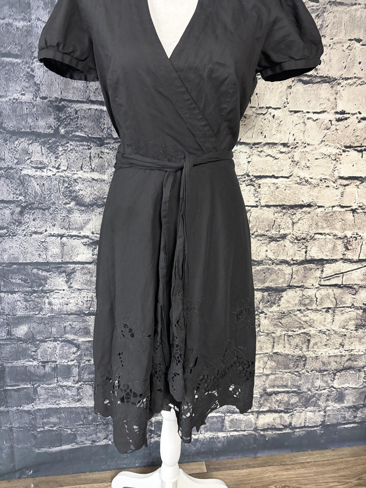 BCBGMAXAZRIA Dress Womens 6 Black Eyelet Wrap A Line V Neck Short Sleeve Floral
