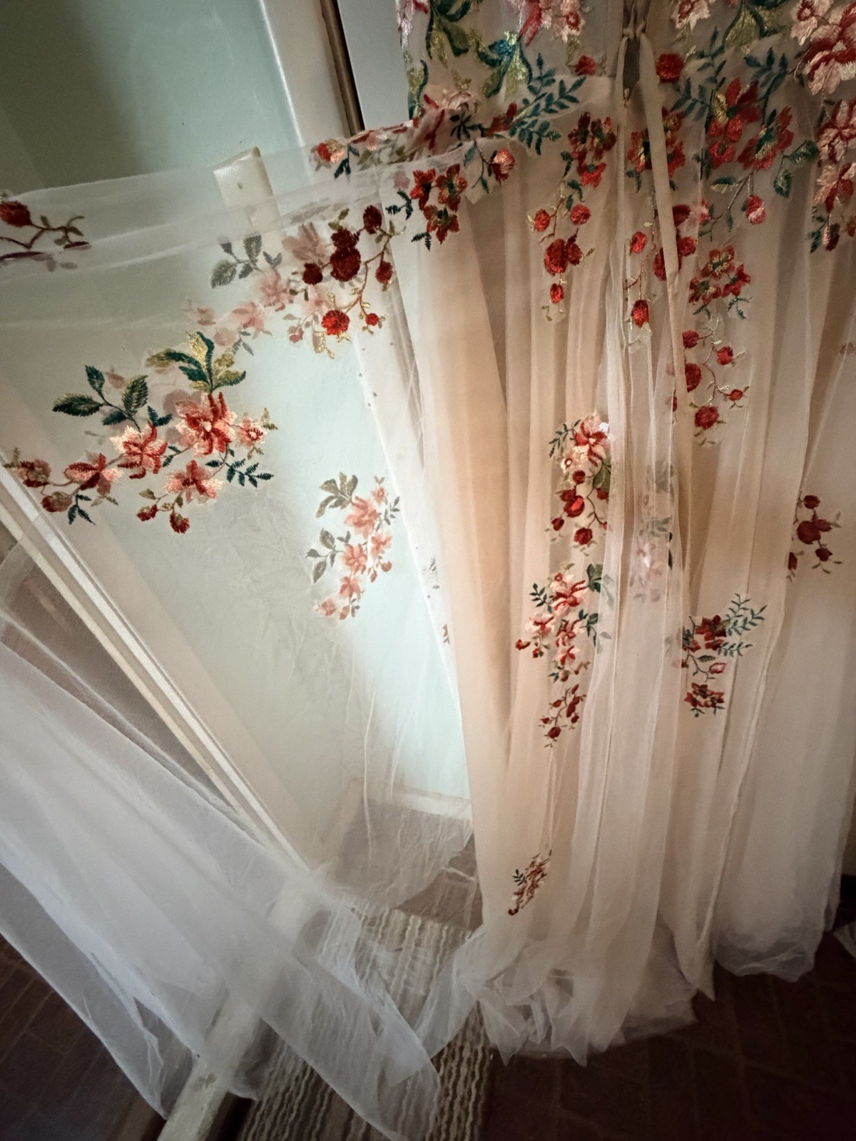 Ivory Floral Embroidered Tulle V-Neck Lace-Up Wedding Gown Dress Size 14