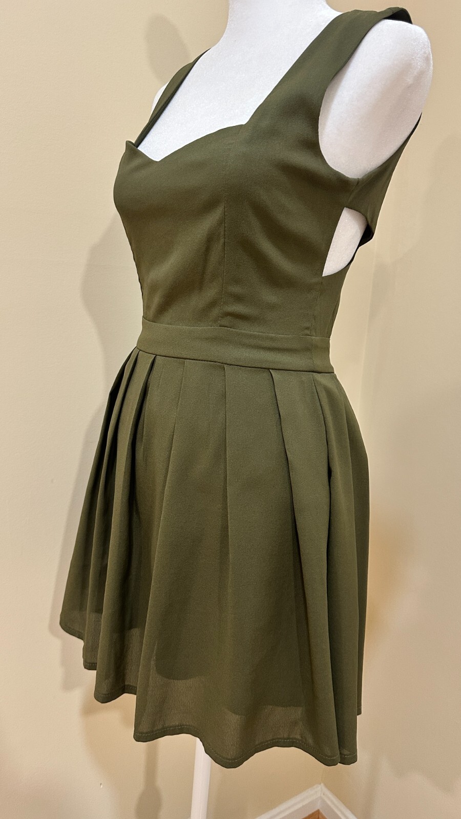 TILLY ANNE Olive Green Mini Sleeveless Lined Pleated Dress Cut Out Back Sz S