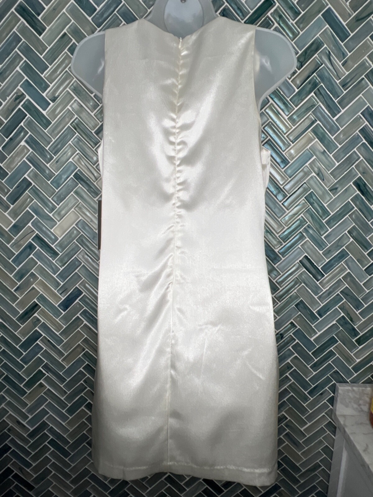 NEW WOMENS LULUS SHINY WHITE V-NECK SLEEVELESS RUFFLE KNEE LENGTH SHEATH DRESS S