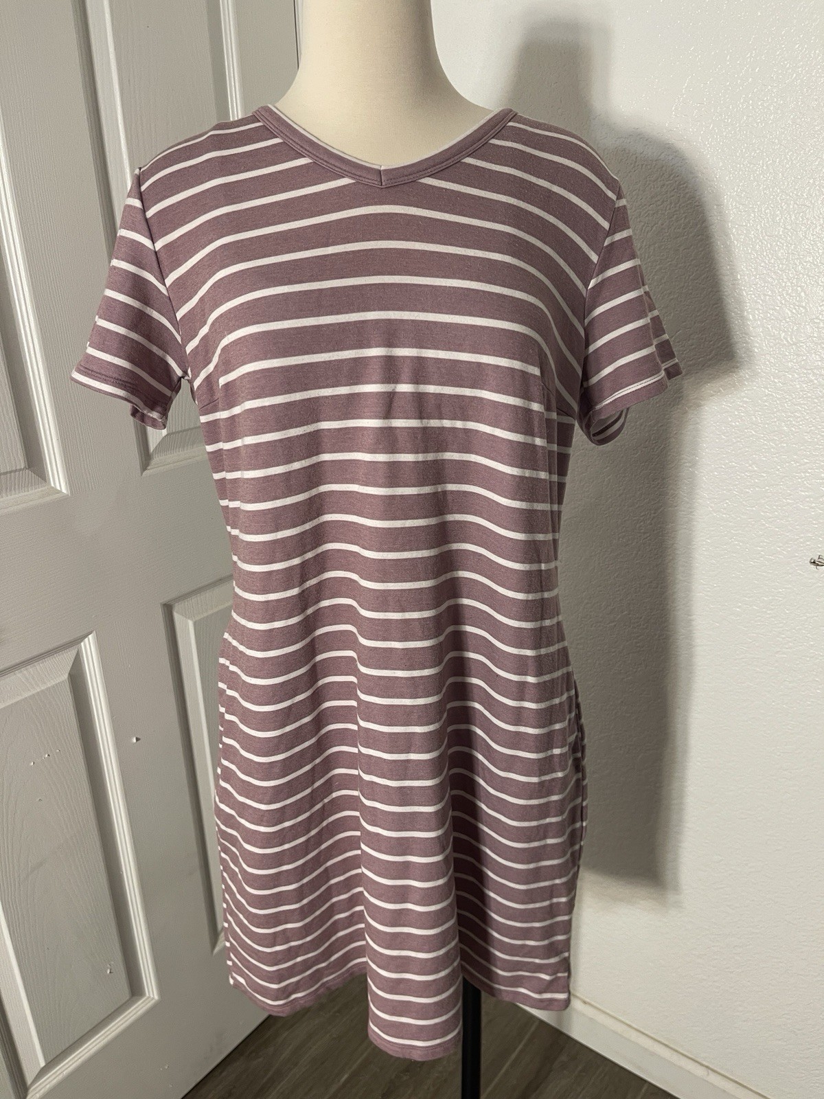 Large 32 Degrees Cool short-sleeve V-neck shift dress in a mauve pink and white
