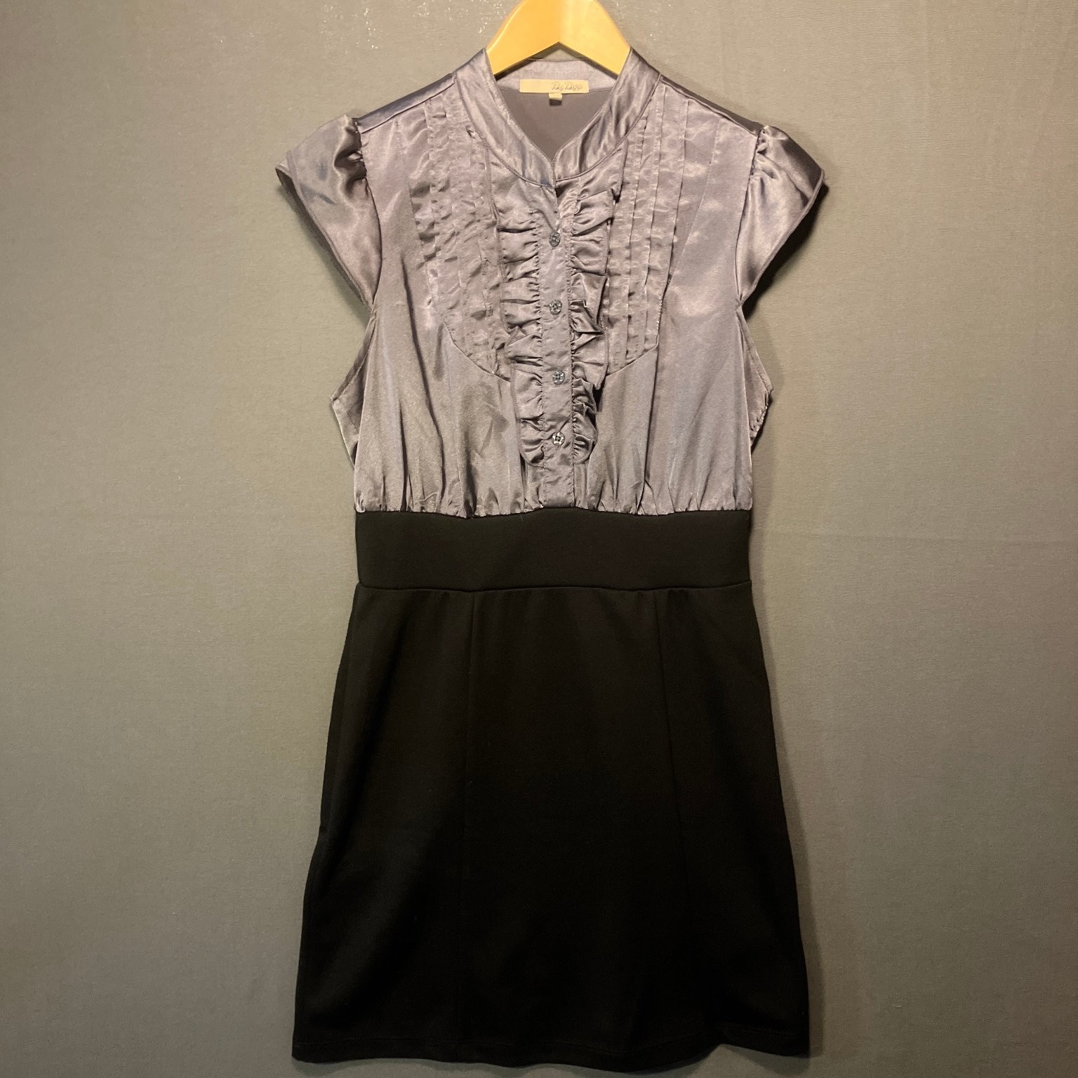 Be Bop Women’s Gray Black Dress M Ruffle Front Cap Sleeve Mini