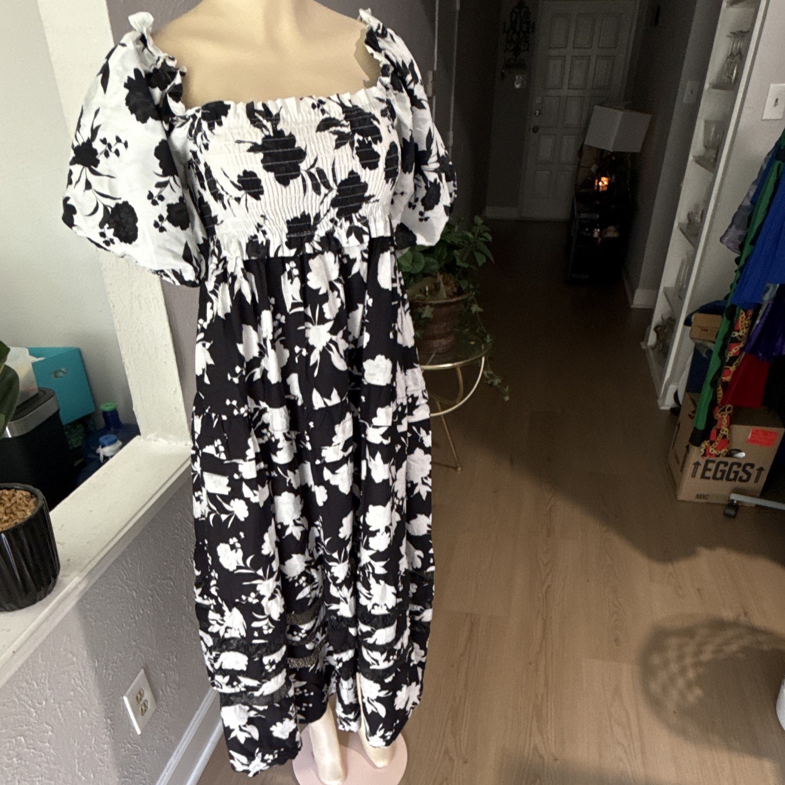 Women’s S/M Black/White Floral Smocked Square Neck Puff Sleeve Ruffle Midi