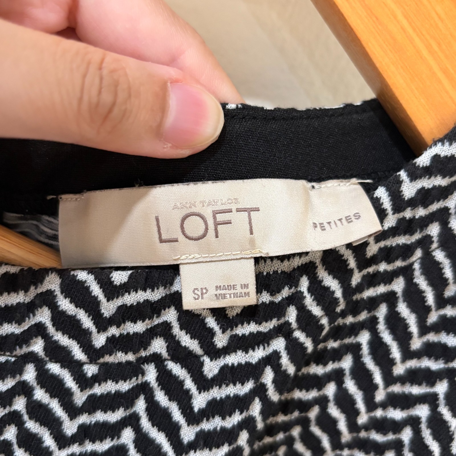 LOFT Black White Chevron Zig Zag Shift Dress Sleeveless Textured Knit