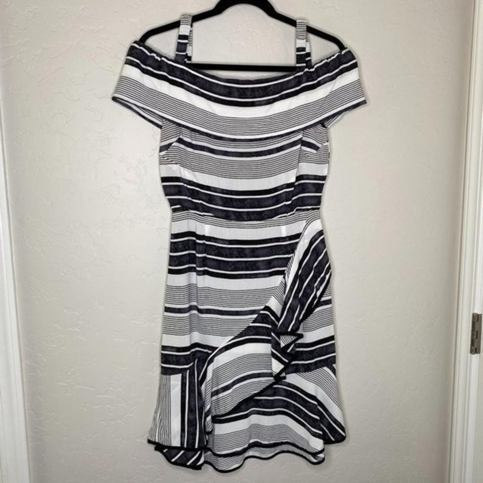 Olivaceous NWT Striped Cold Shoulder Dress Medium