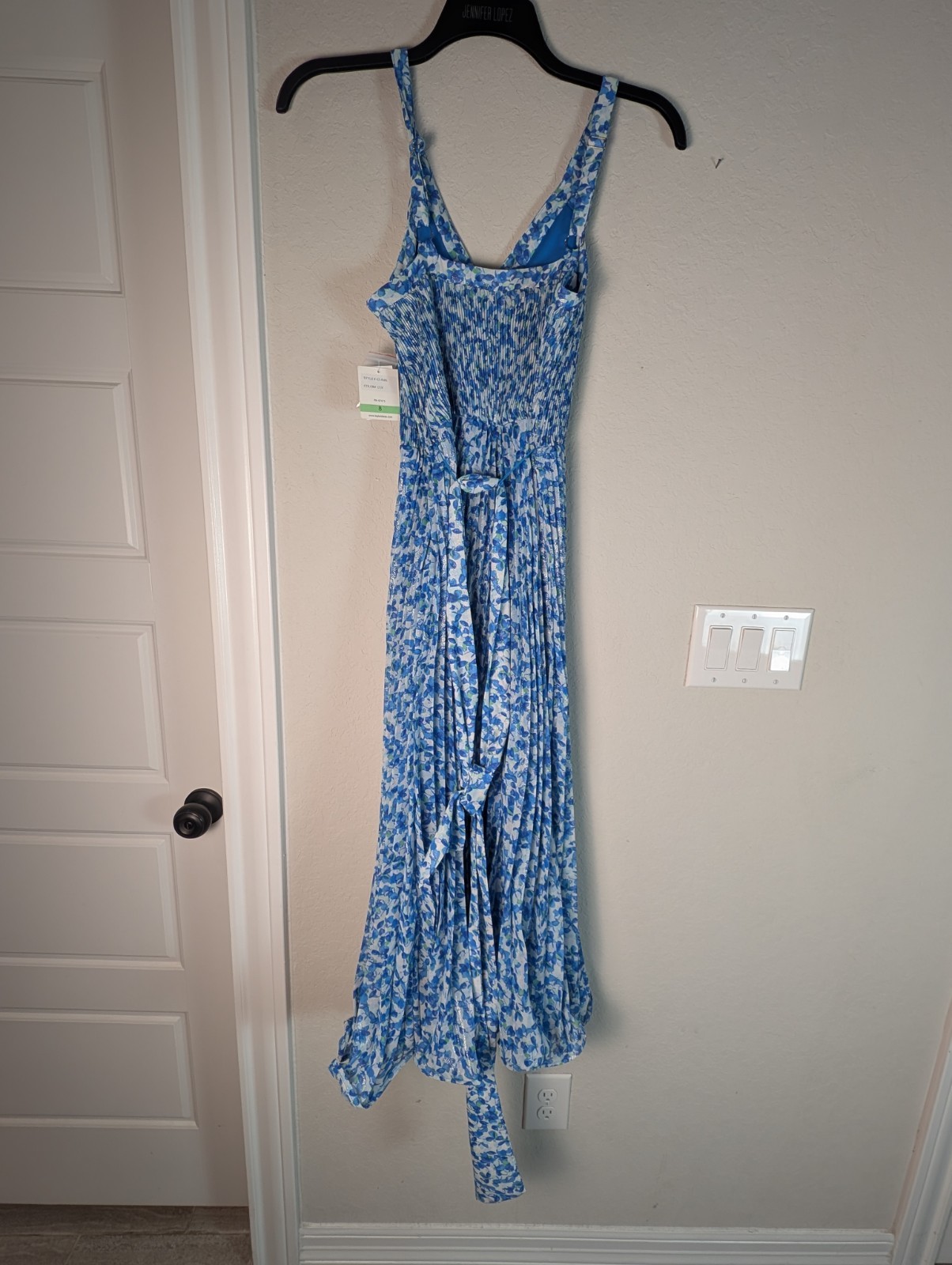 Women’s Taylor Sleeveless Pleated V-Neck Fit & Flare Midi DressSIZE 8