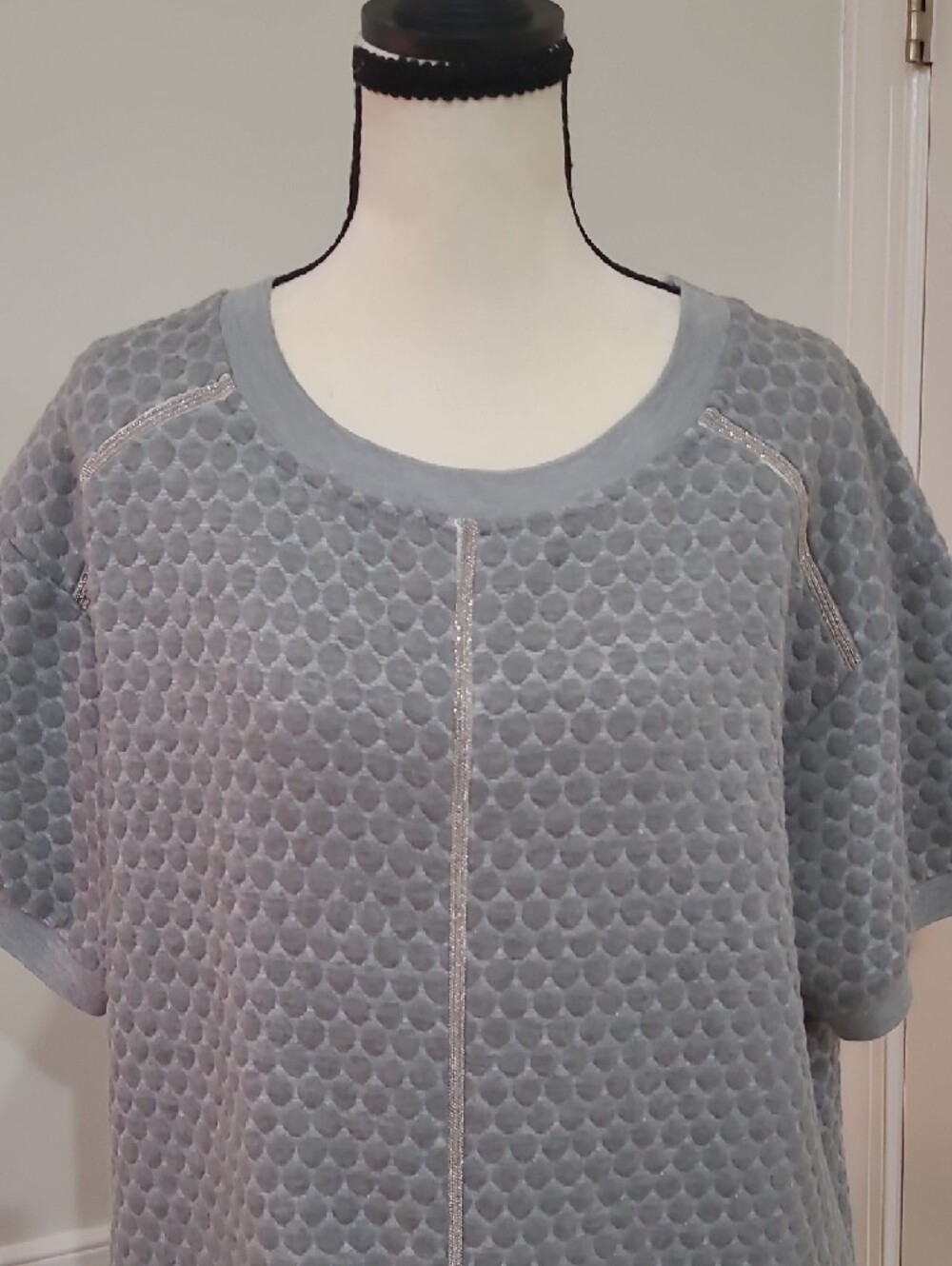Violet Weekend Textured Short Sleeve Sweatshirt Dress in Light Gray – Size M