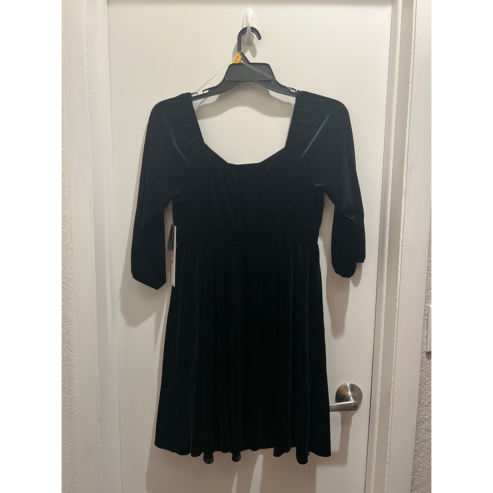 Celebrity Pink – Women’s Long Sleeve Velvet Bubble Hem Mini Dress size L